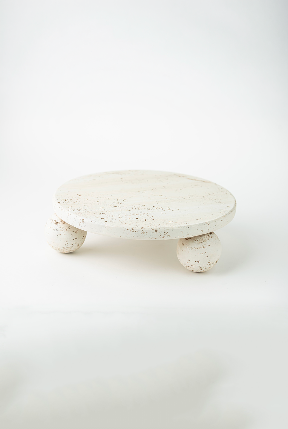 TRAVERTINE PATTERN ROUND FOOTED PLATE - BEIGE