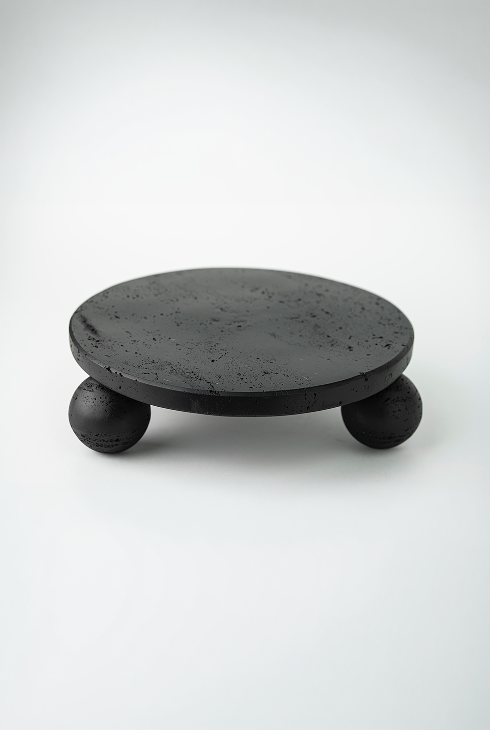 TRAVERTINE PATTERN ROUND FOOTED PLATE - BLACK