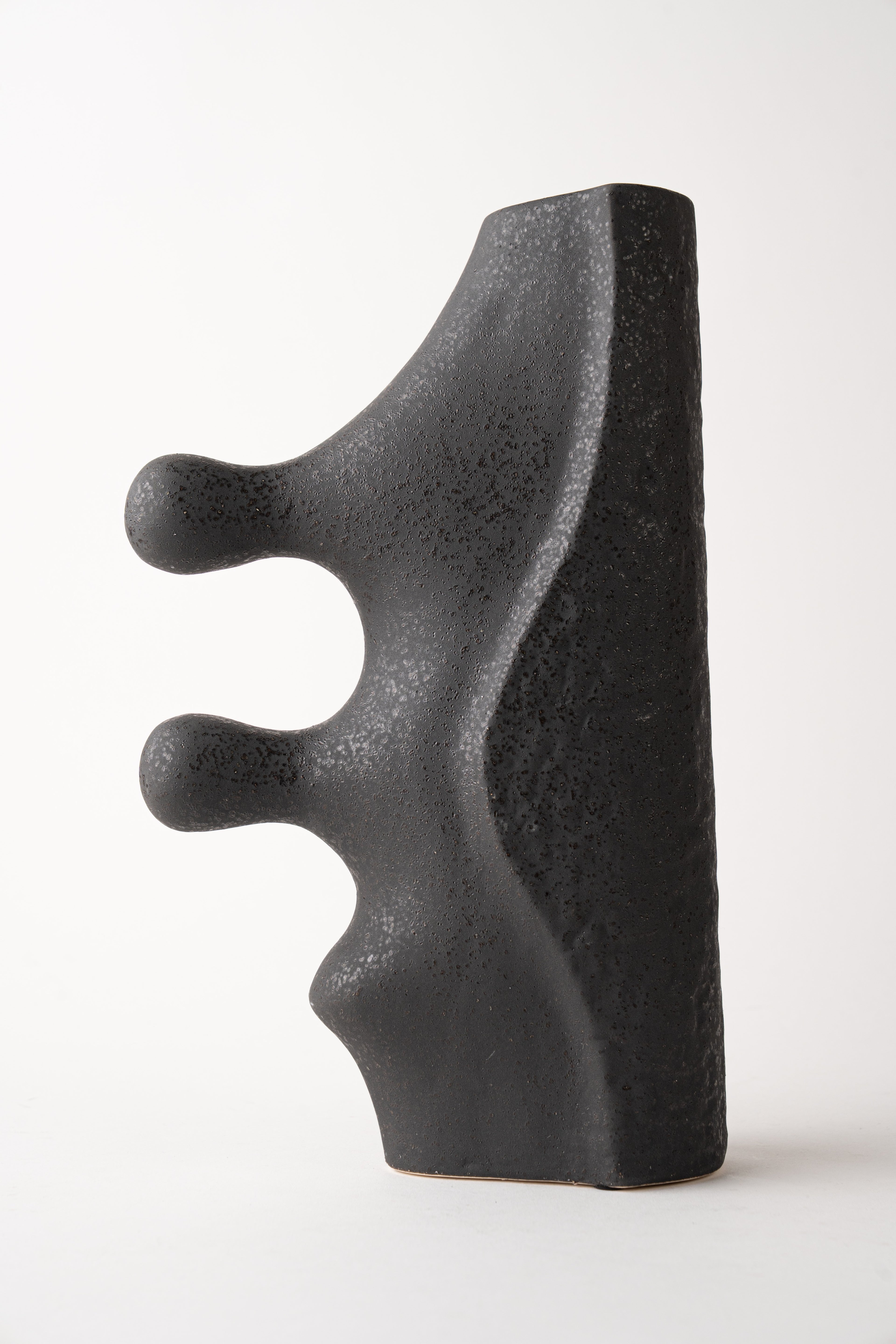THE STREAMLINE CROSS VASE - BLACK