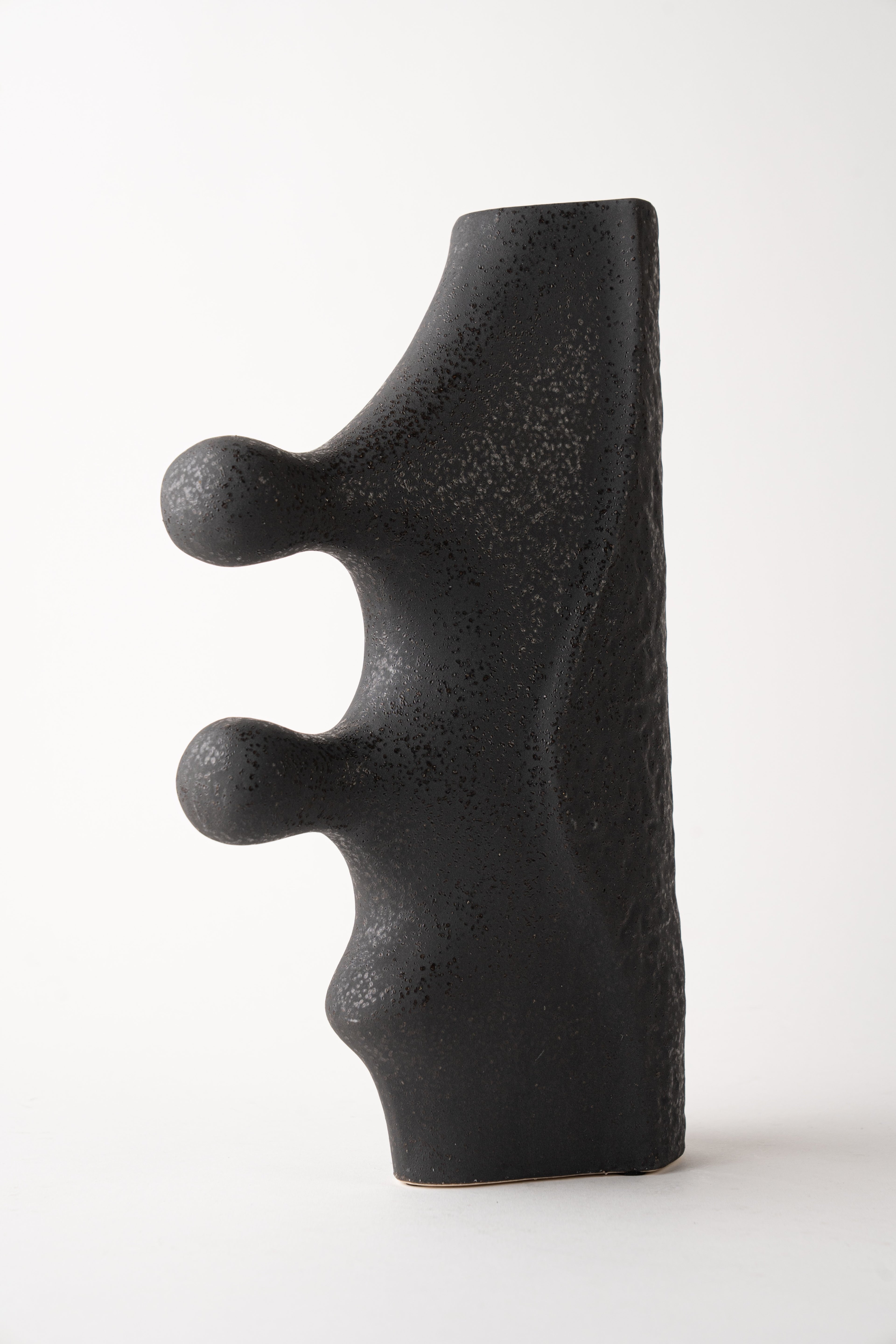 THE STREAMLINE CROSS VASE - BLACK