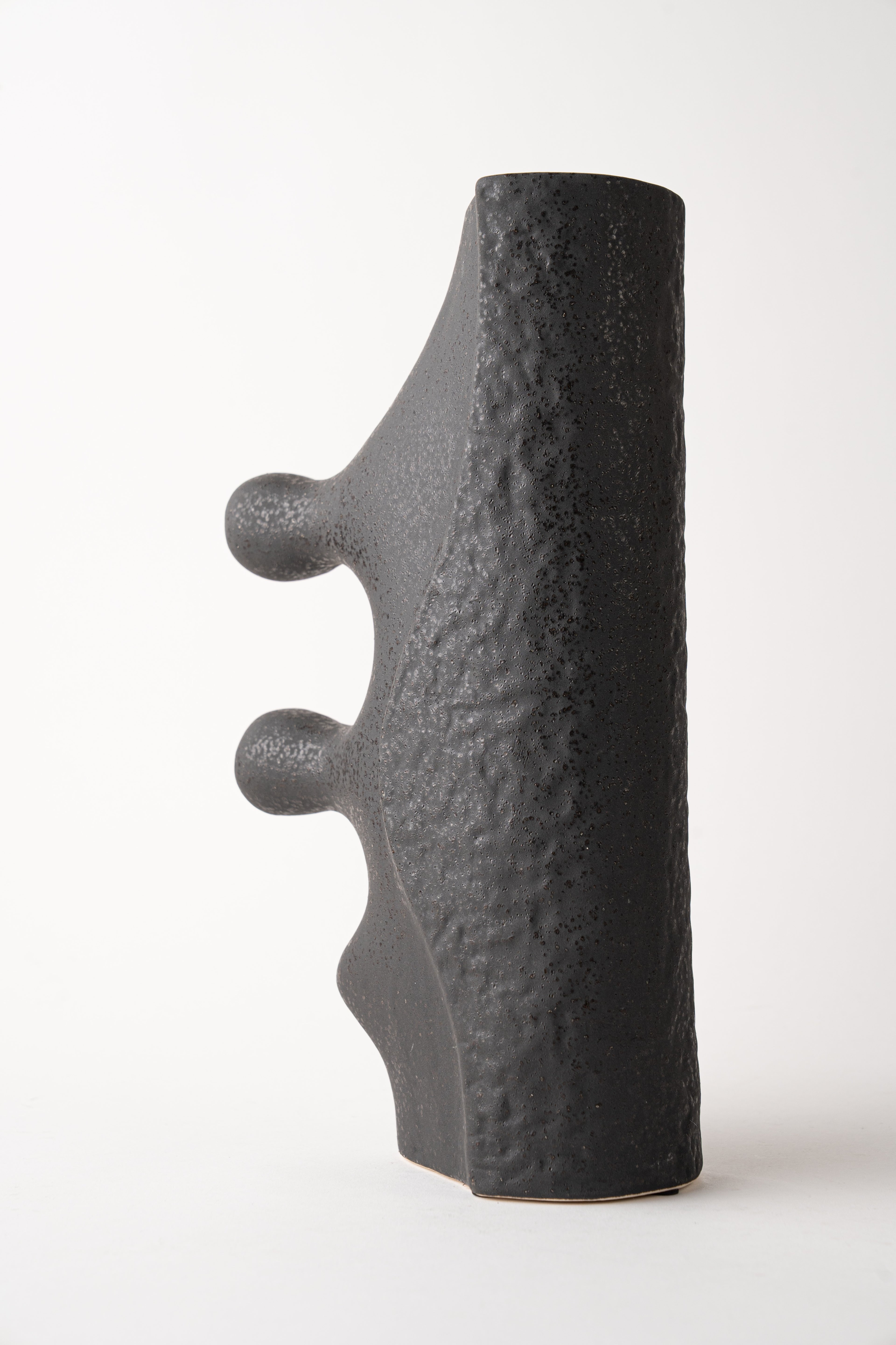 THE STREAMLINE CROSS VASE - BLACK