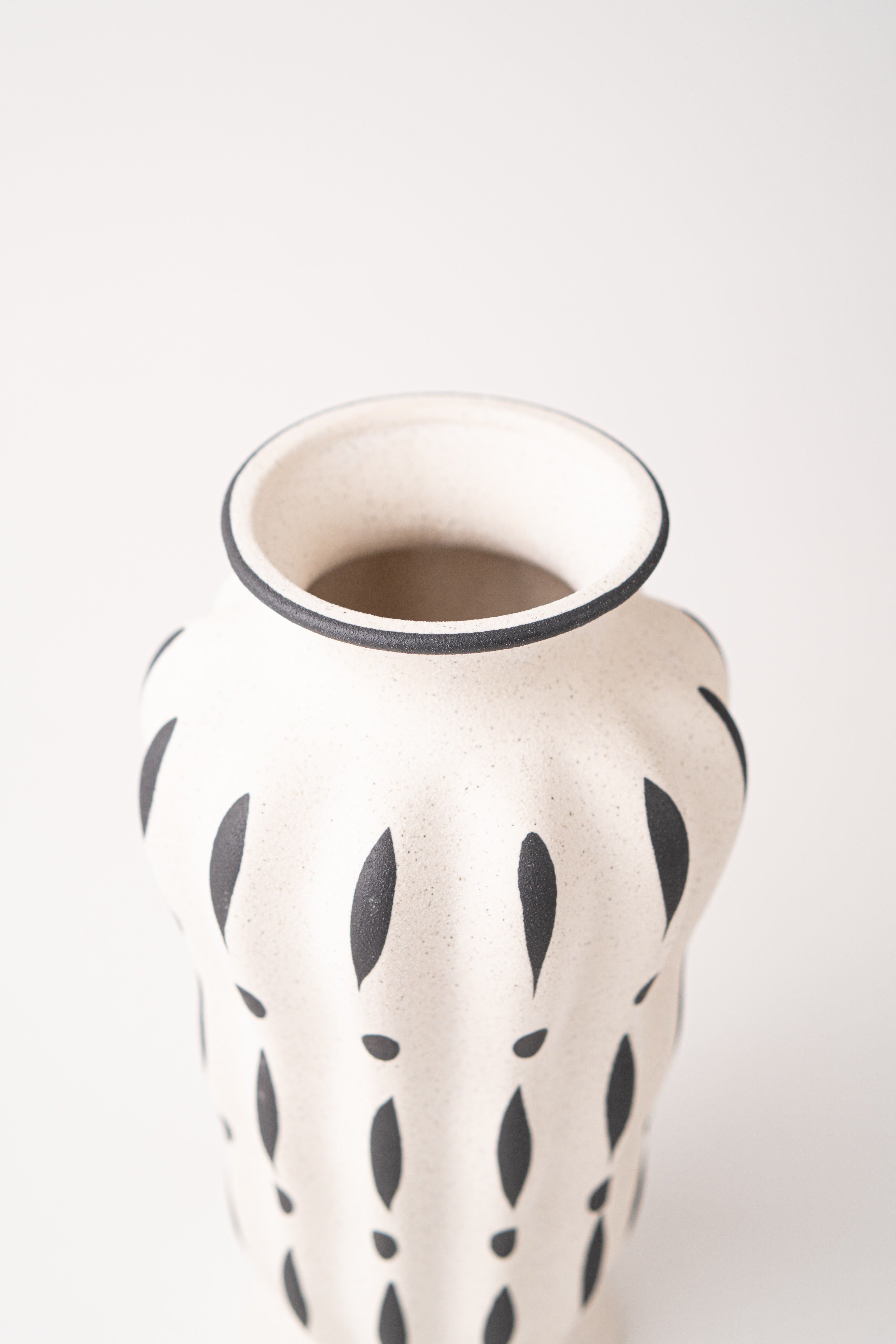 MULTI-LEAF PATTERN VASE