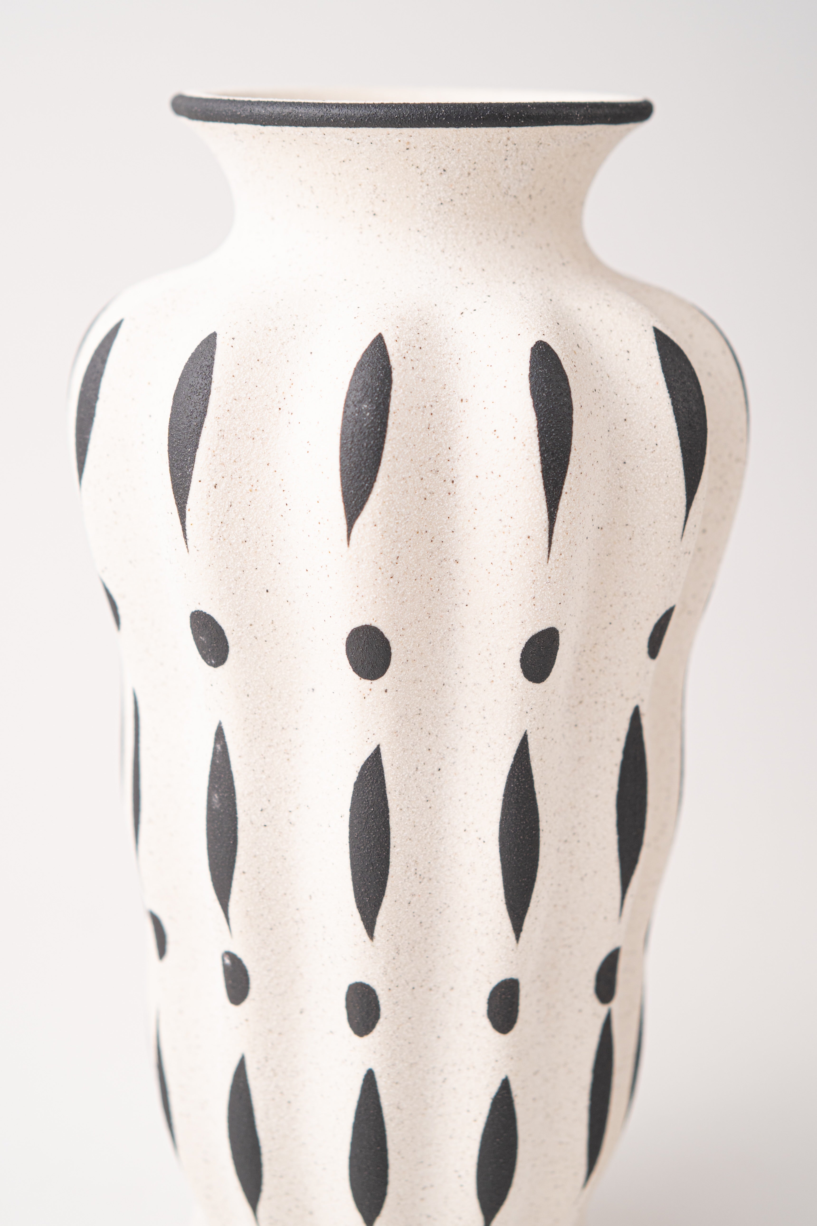 MULTI-LEAF PATTERN VASE