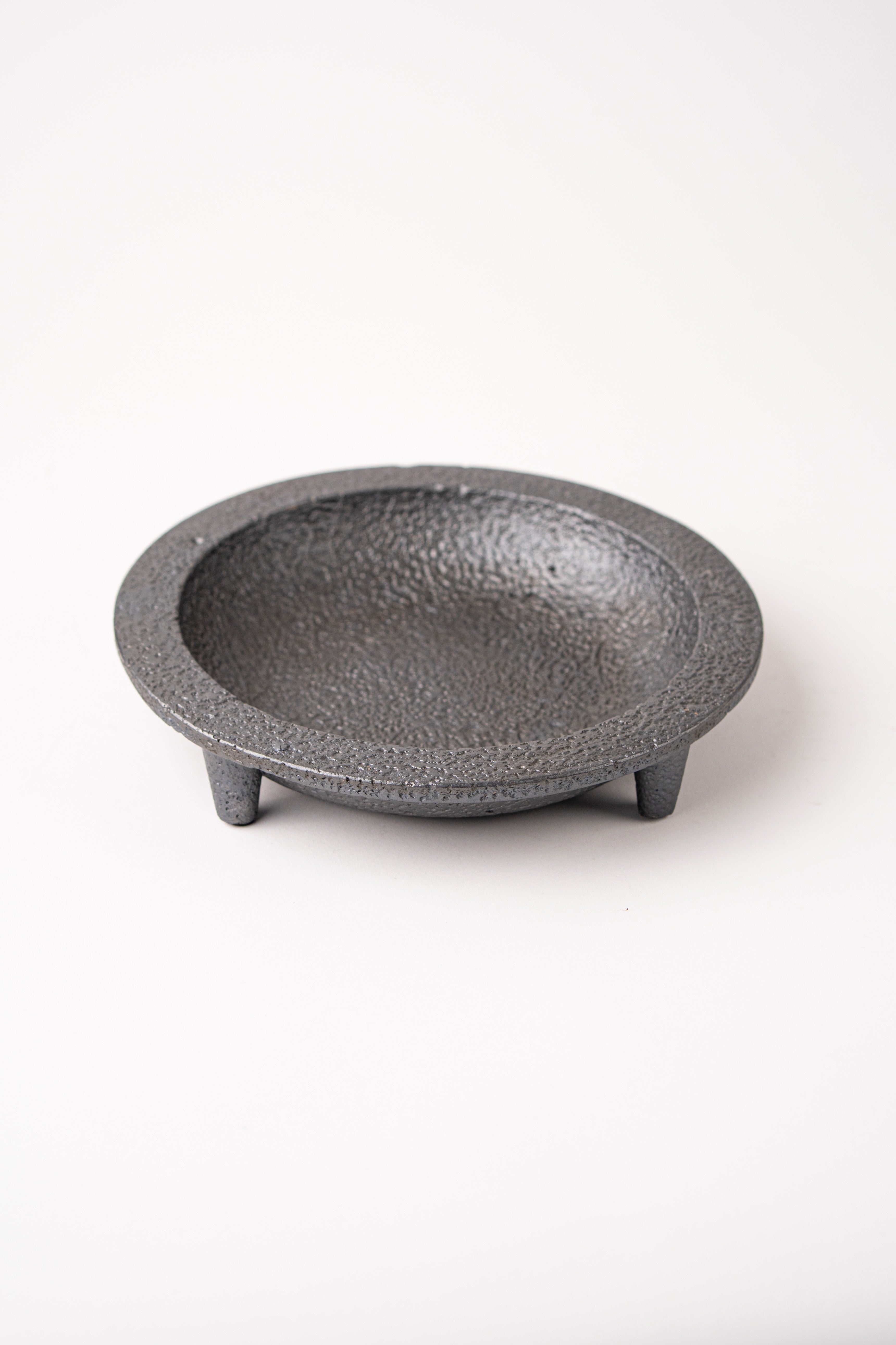 CEMENT BLACK ROUND PLATE - SMALL