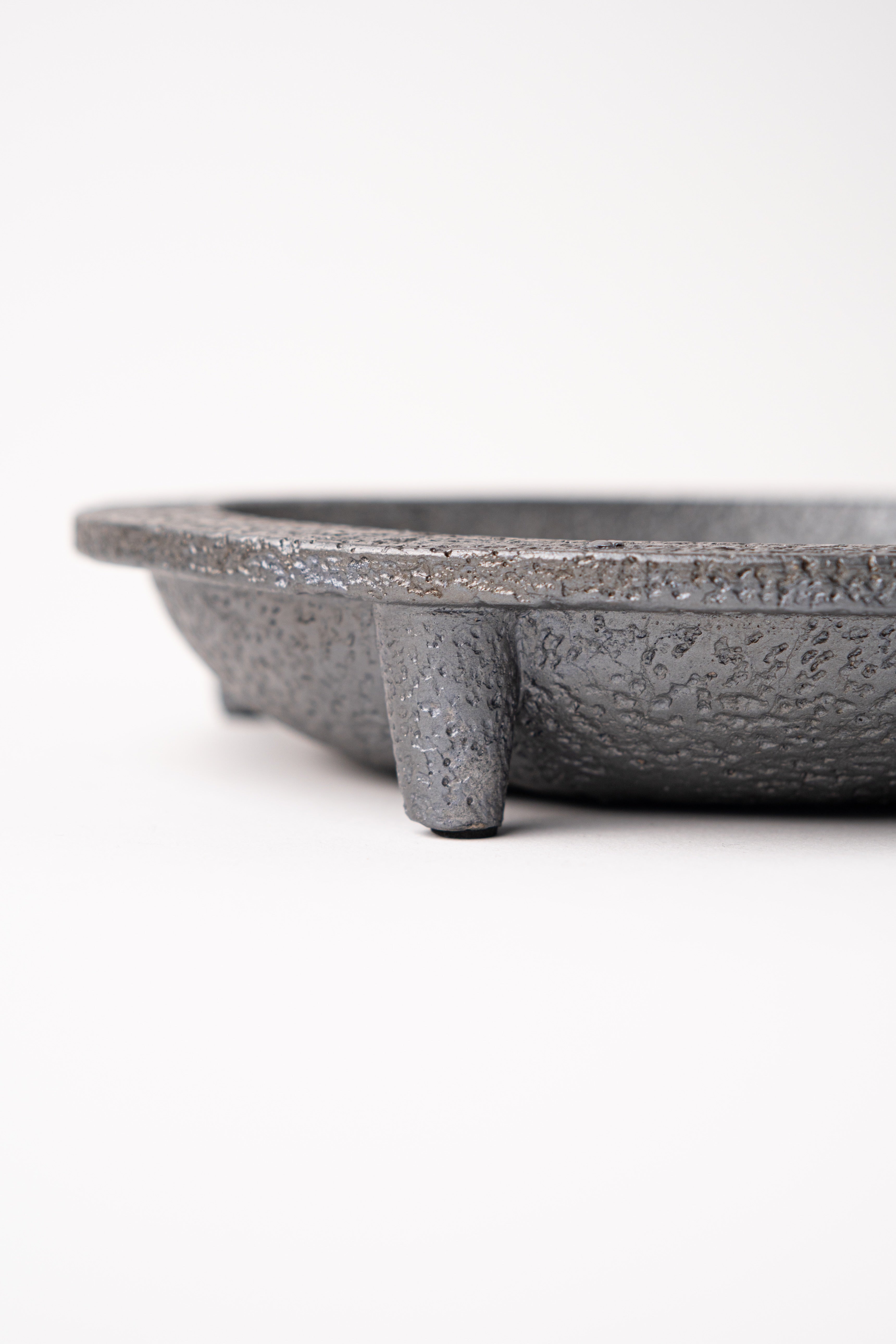 CEMENT BLACK ROUND PLATE - SMALL