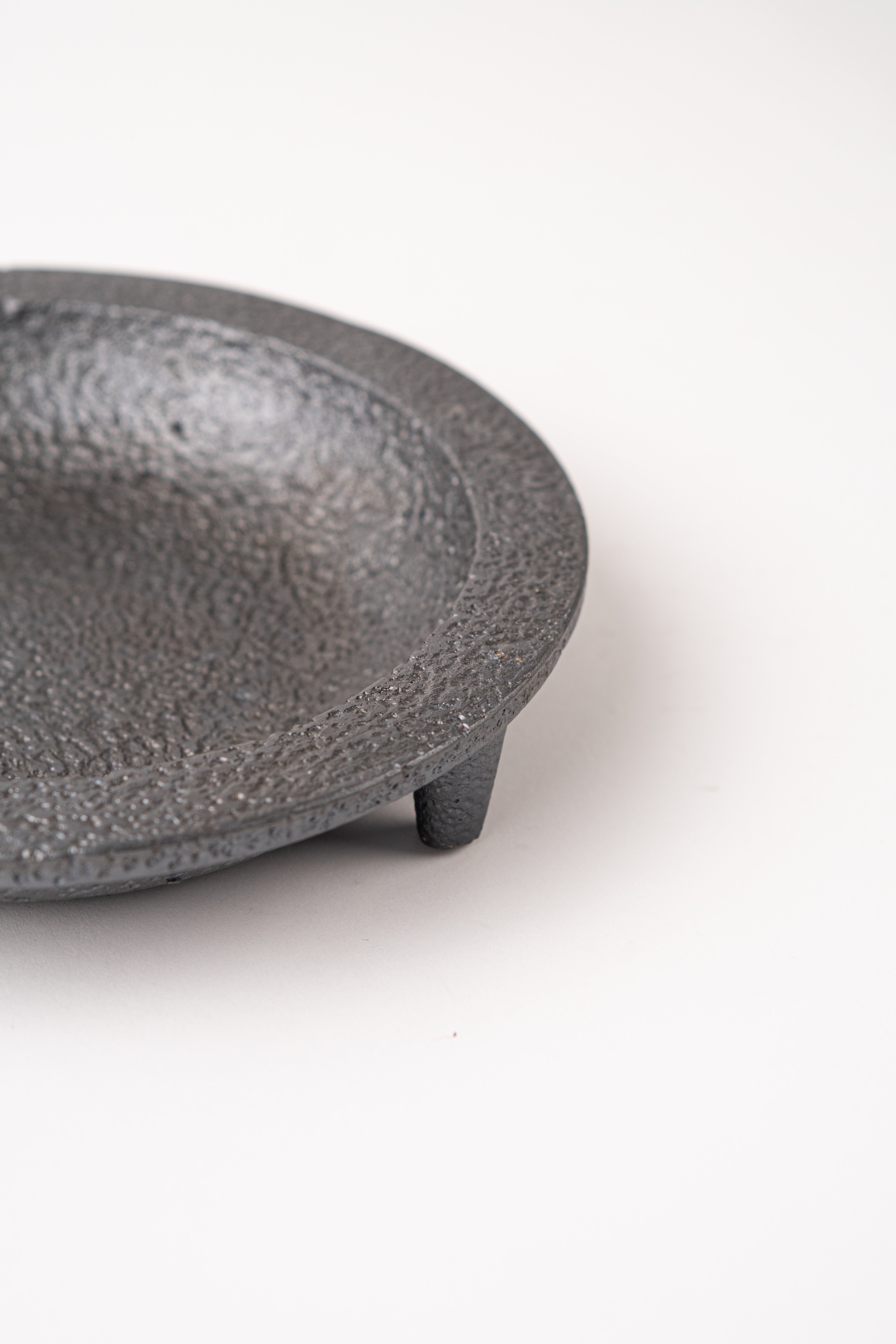 CEMENT BLACK ROUND PLATE - SMALL