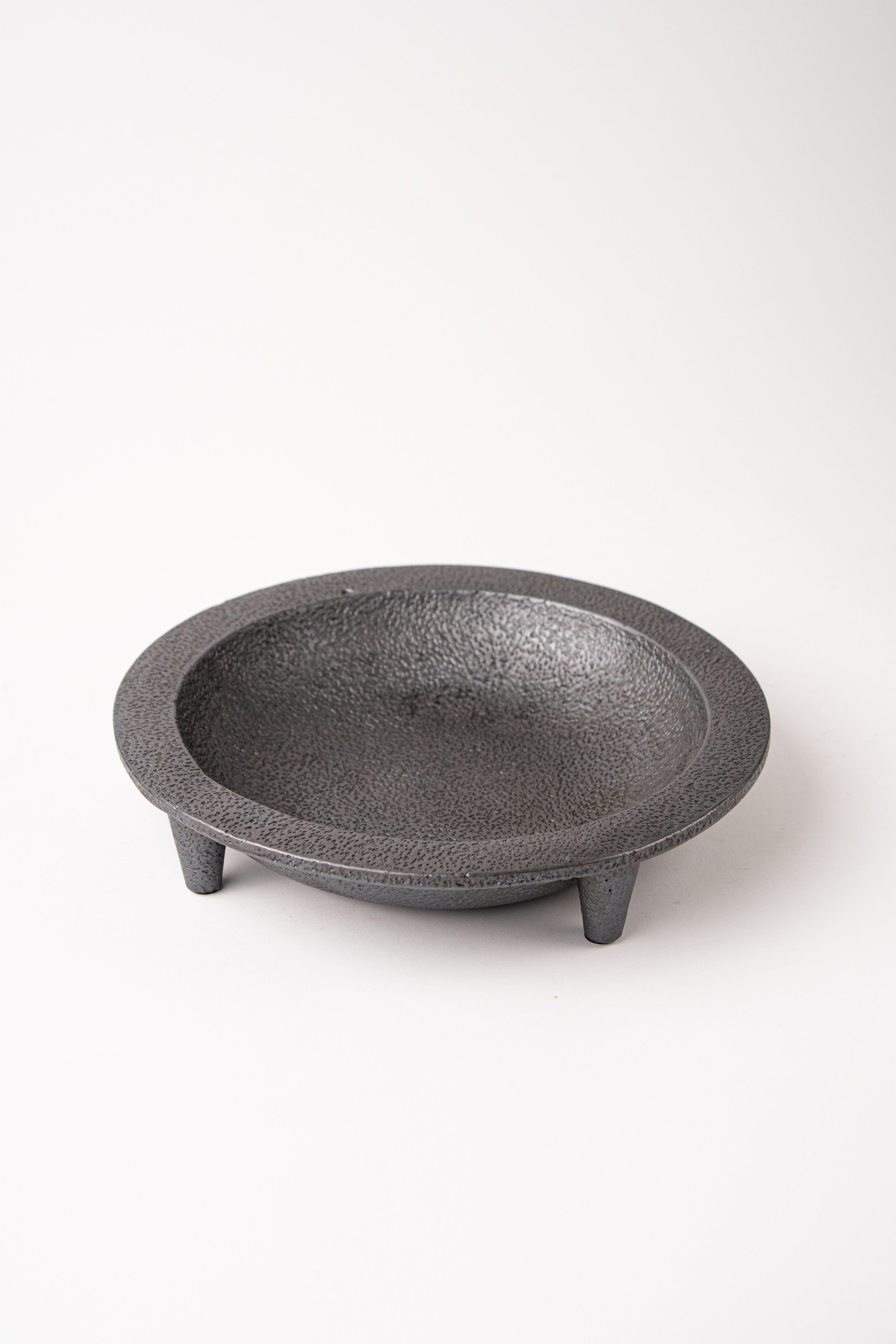 CEMENT ROUND BLACK PLATE - LARGE