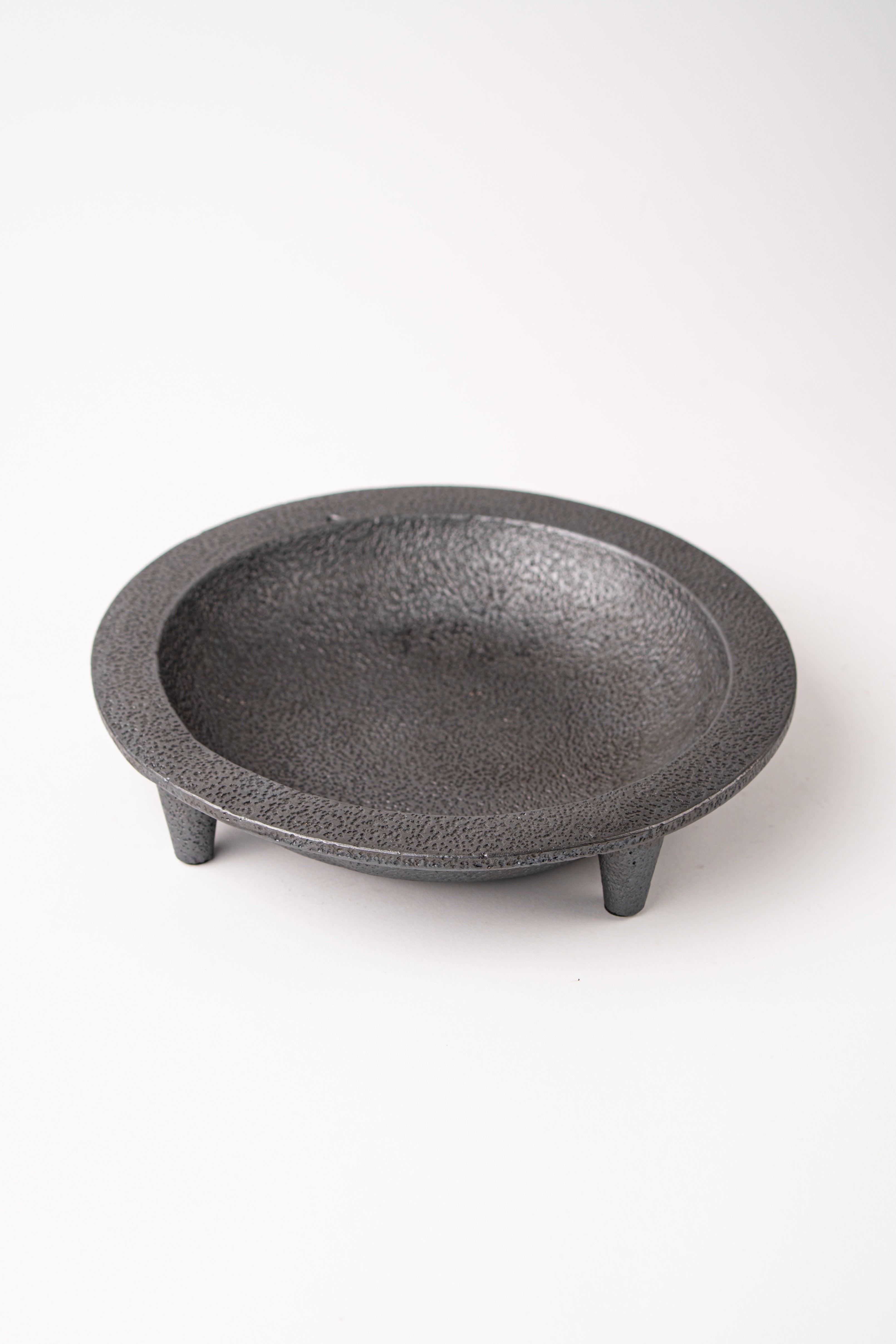 CEMENT ROUND BLACK PLATE - LARGE
