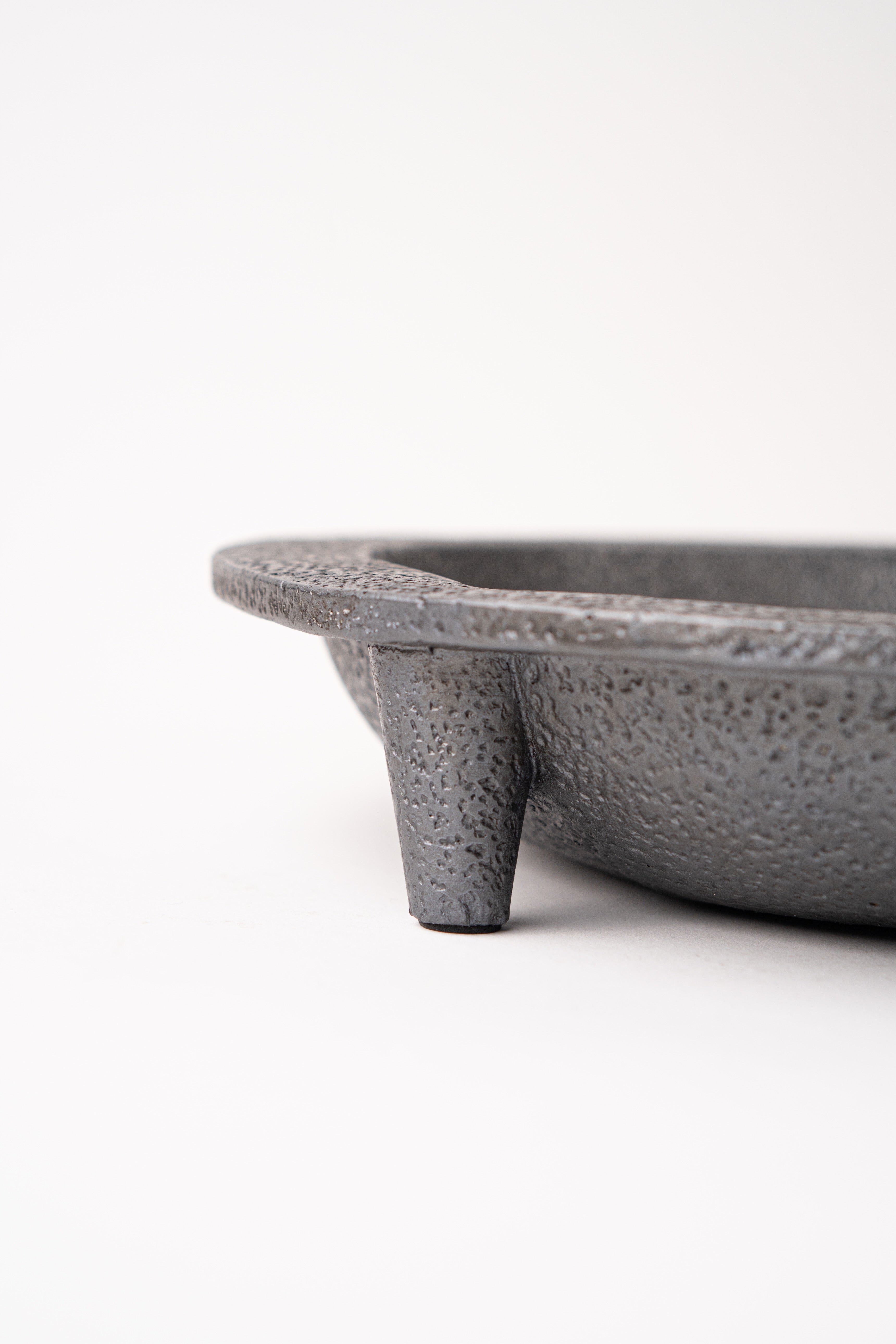 CEMENT ROUND BLACK PLATE - LARGE