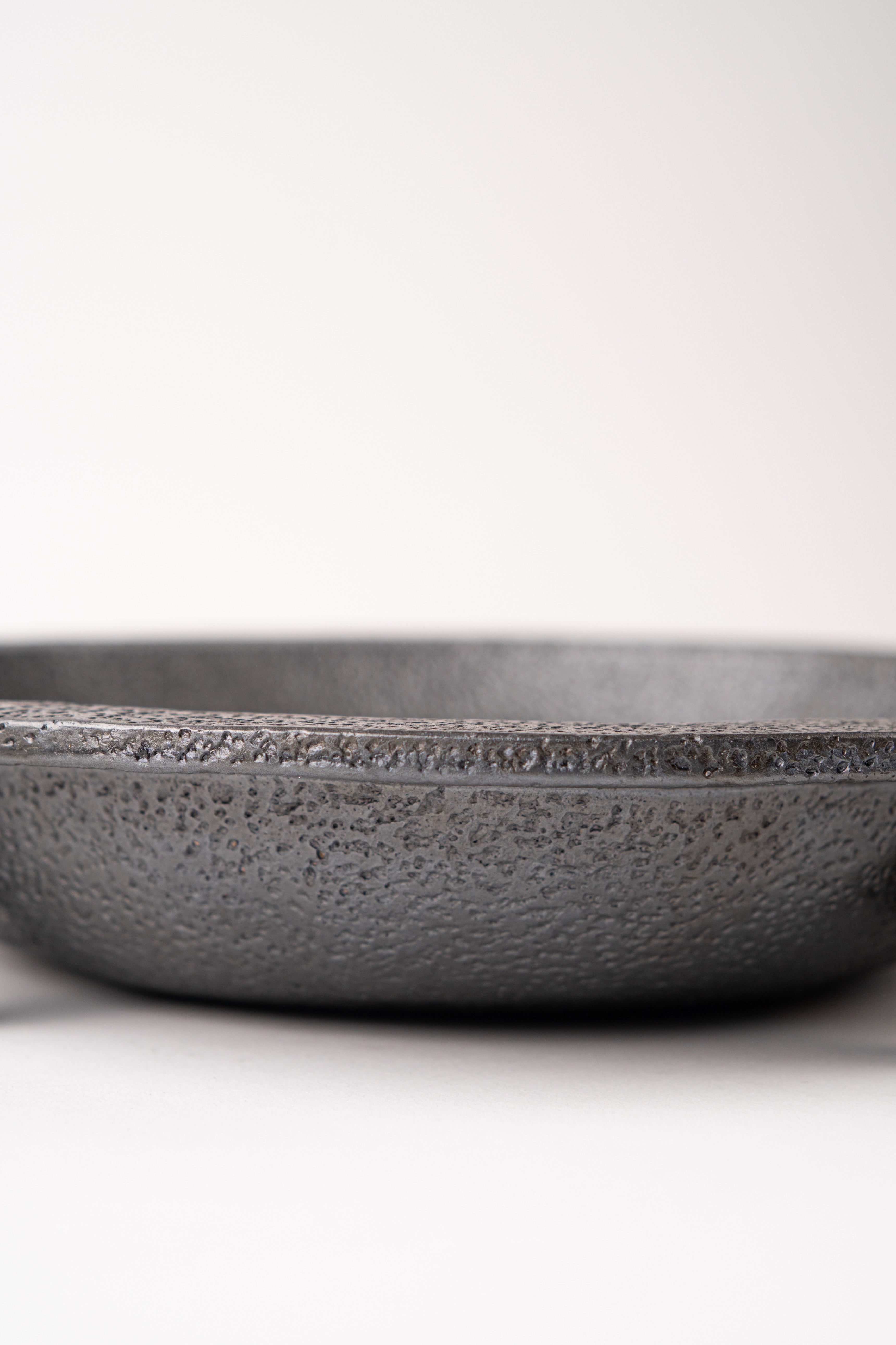 CEMENT ROUND BLACK PLATE - LARGE