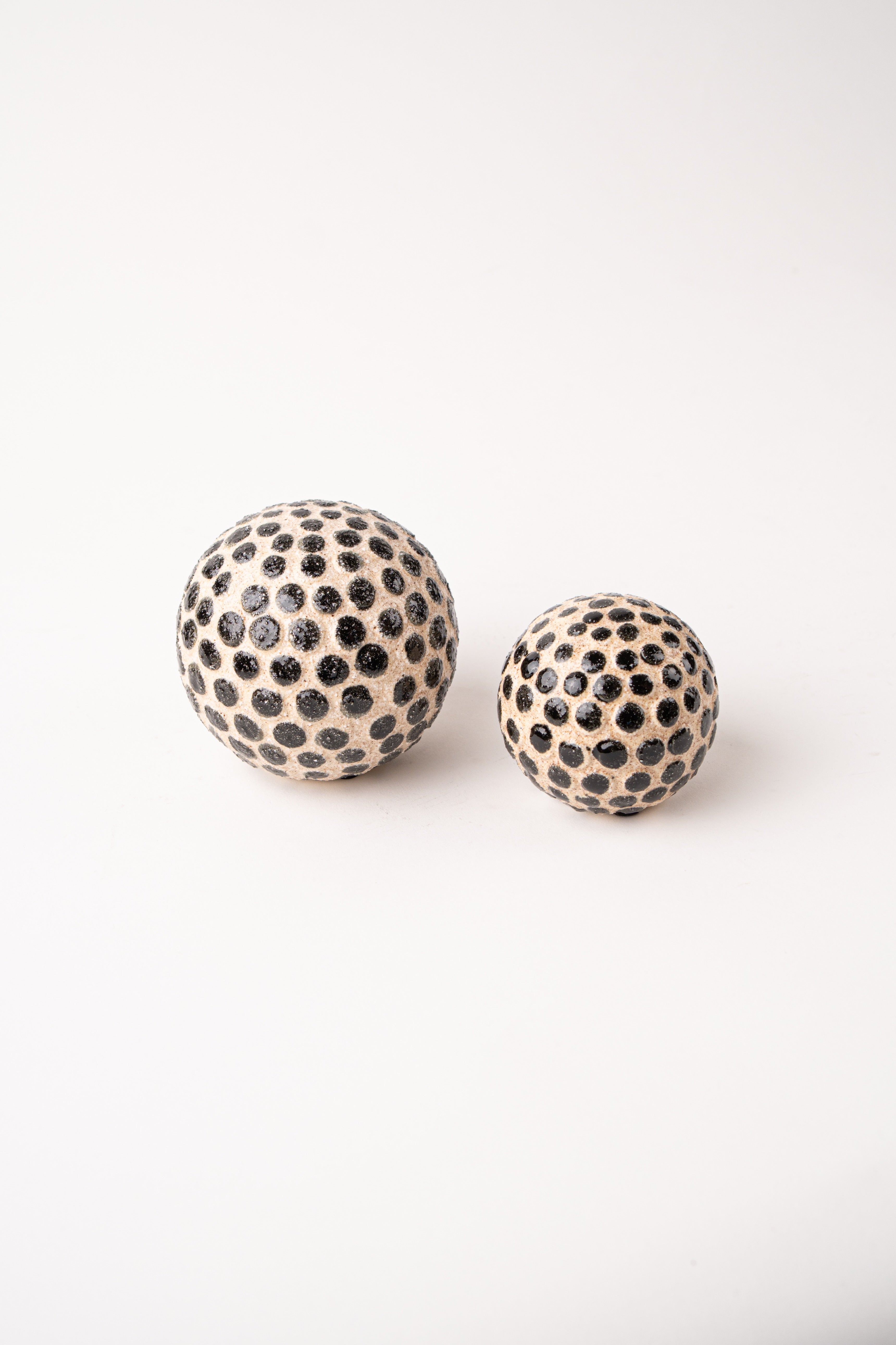 SET - BLACK POLKA DOT SAND BALLS