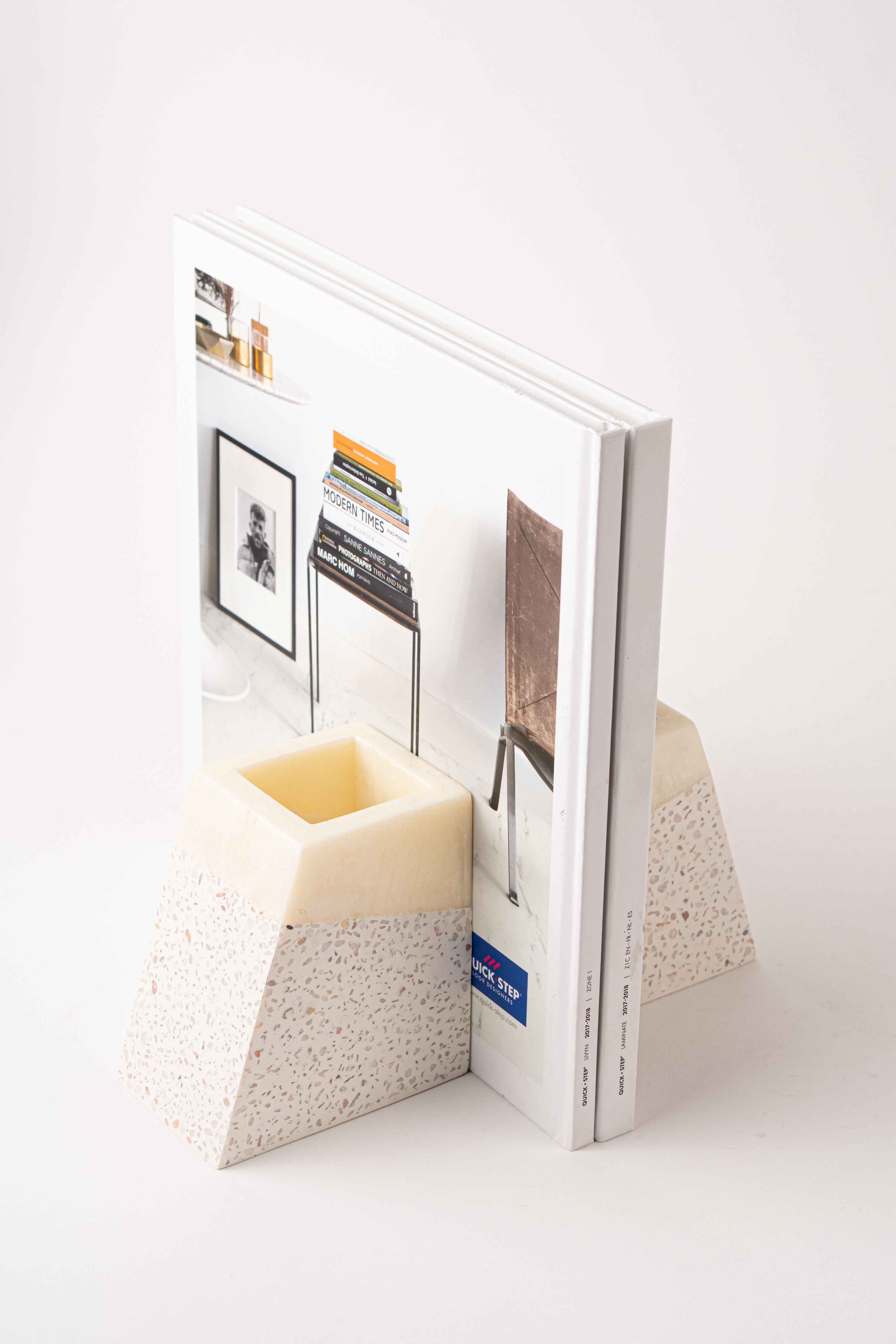 BOOKEND AND PEN-HOLDER - URBAN SPELLING