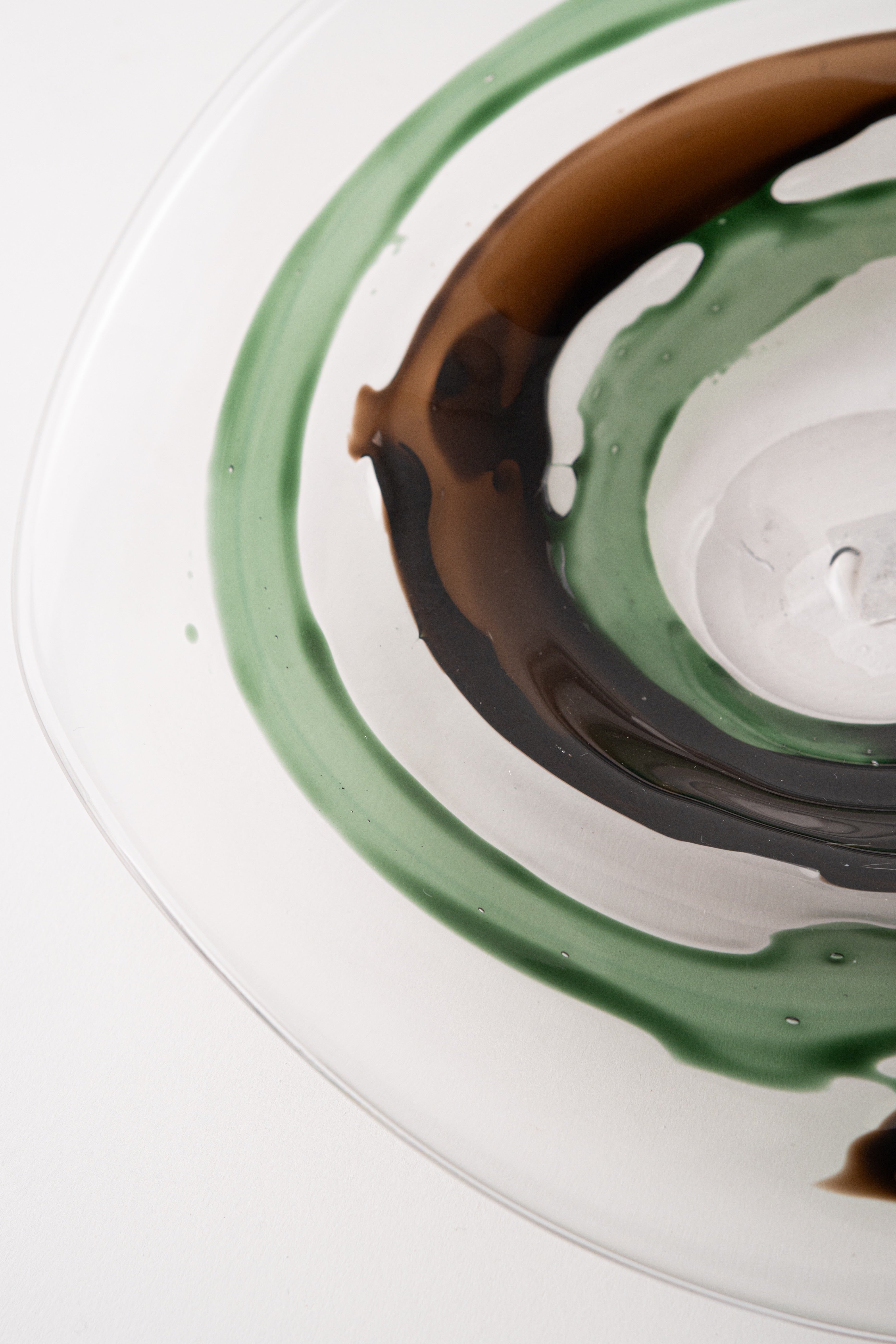 GREEN AND BROWN HYPNOTIC LINES PLATE