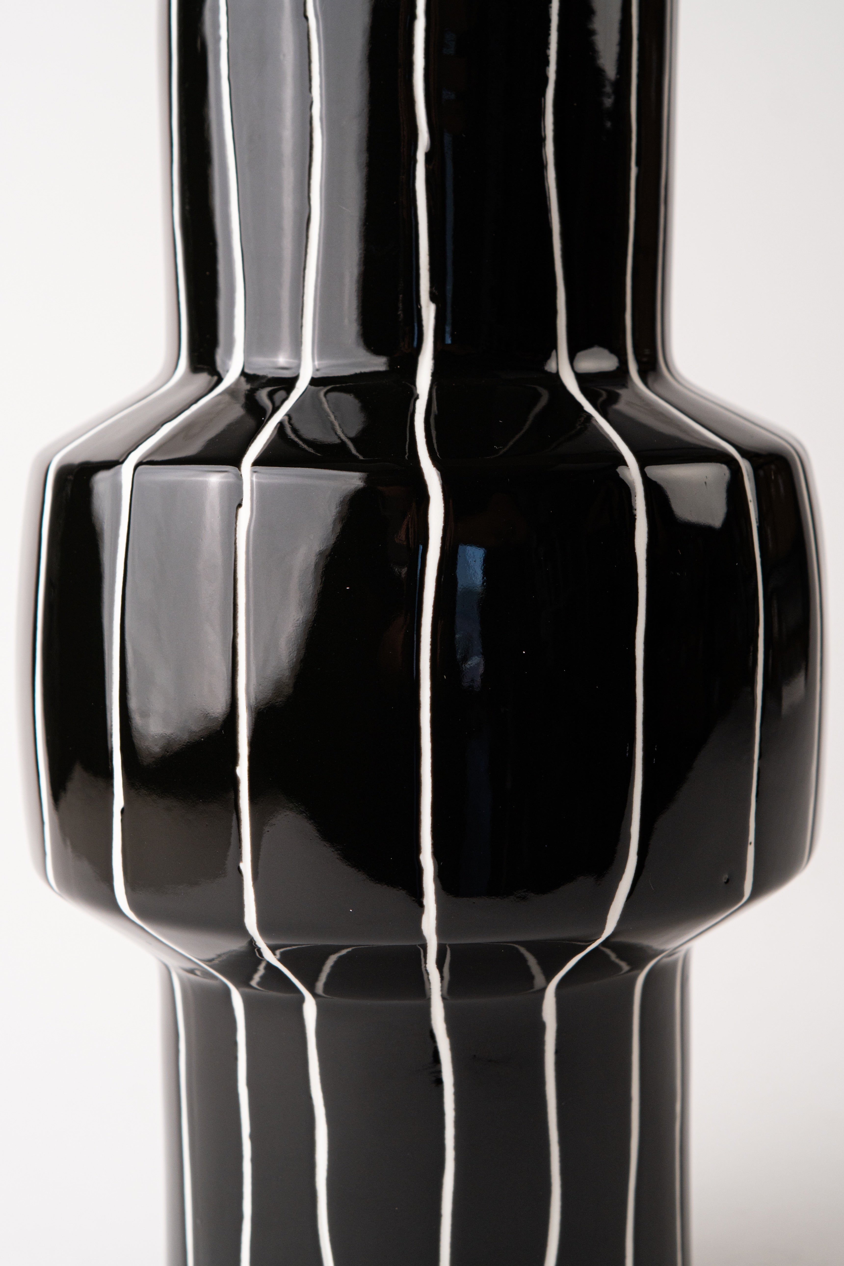 THIN LINE BLACK VASE - SHORT