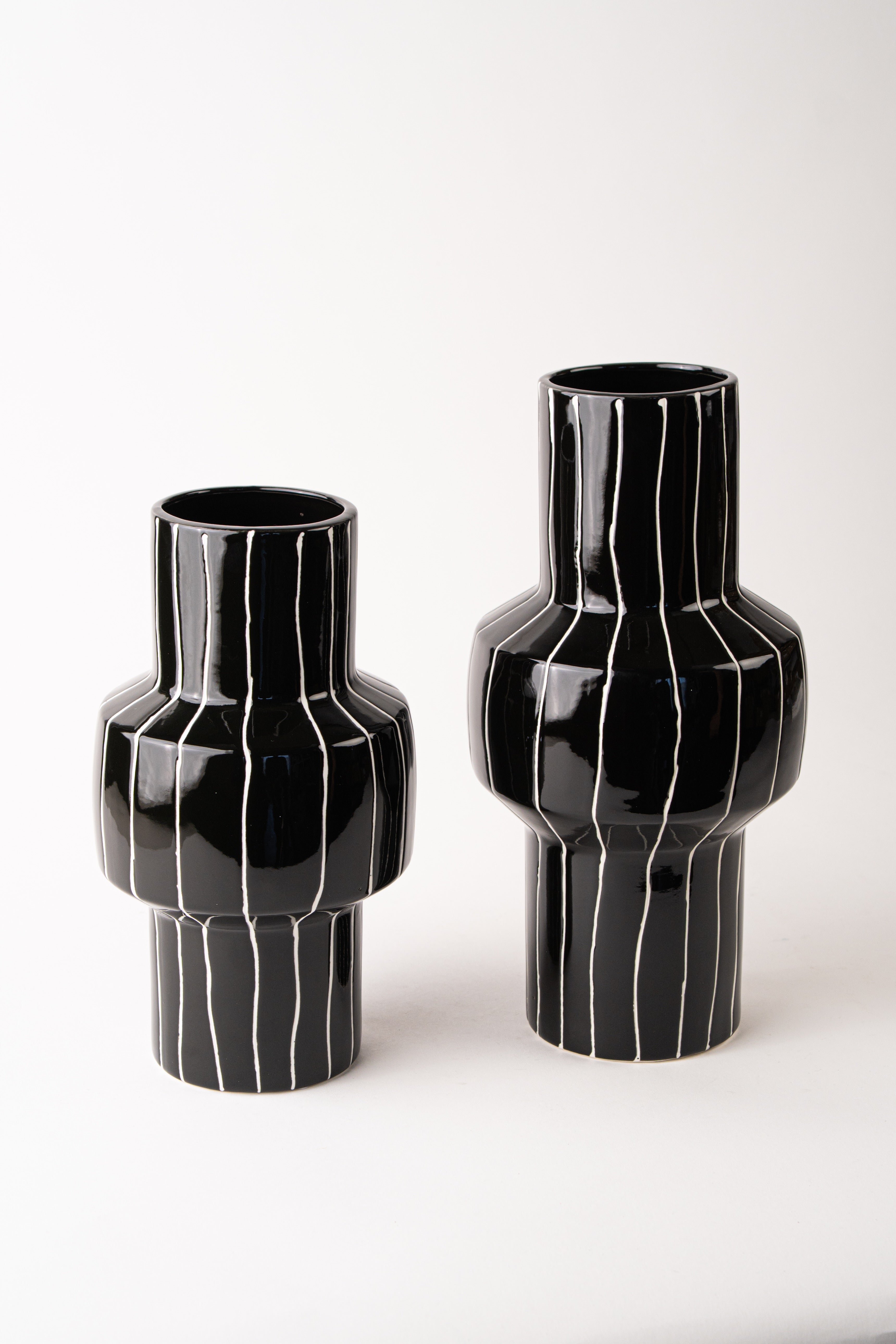 THIN LINE BLACK VASE - SHORT