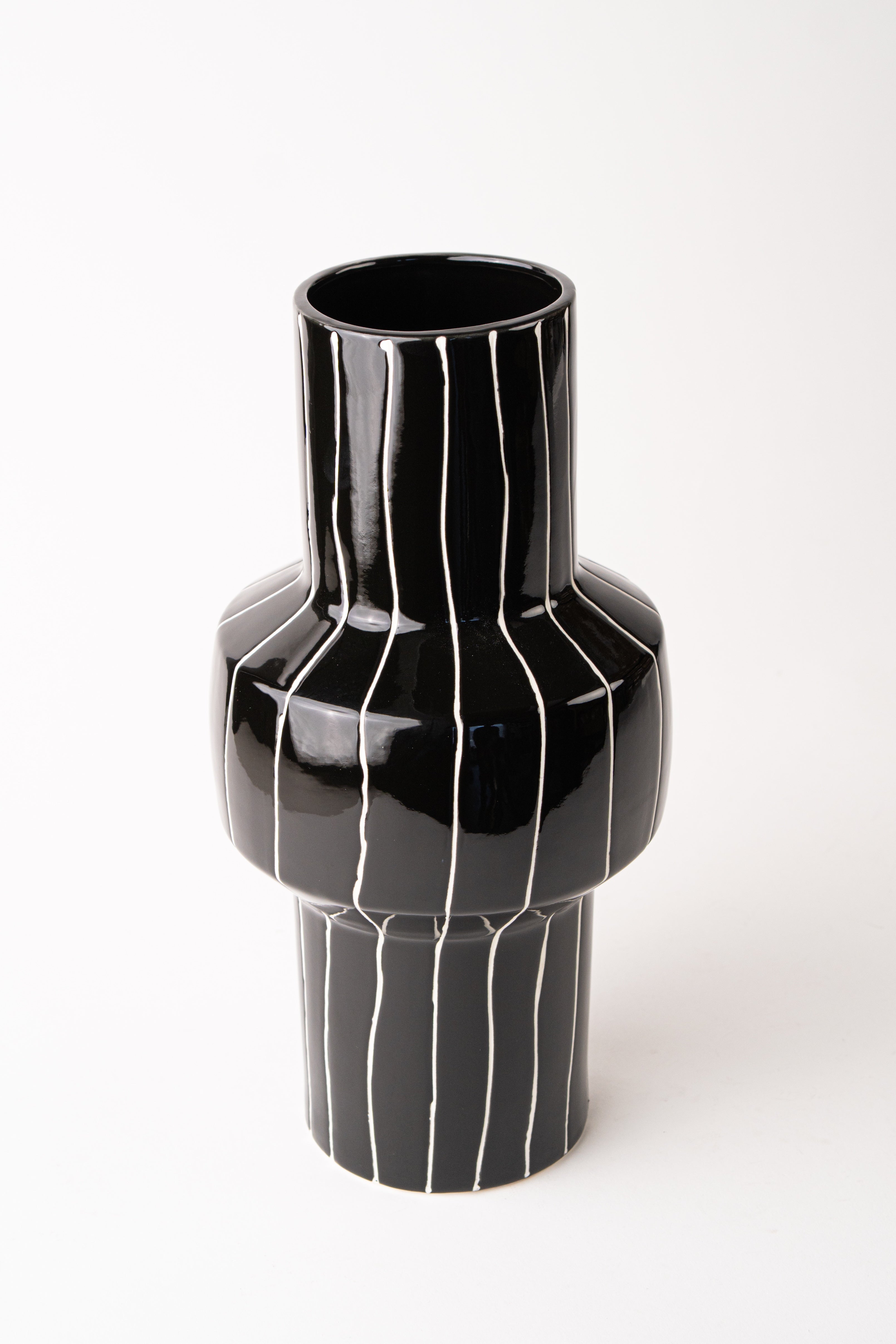 THIN LINE BLACK VASE - SHORT