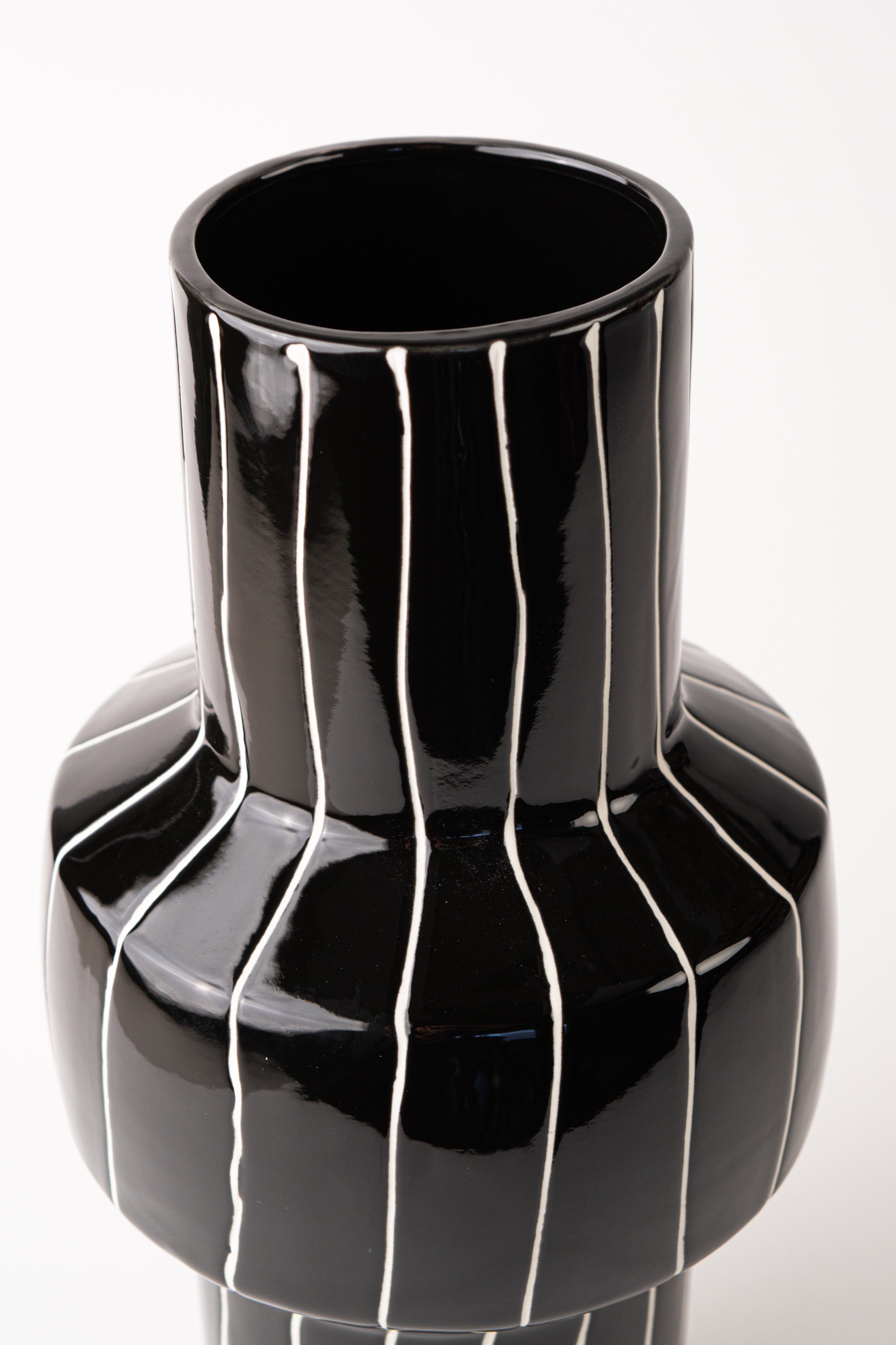 THIN LINE BLACK VASE - SHORT