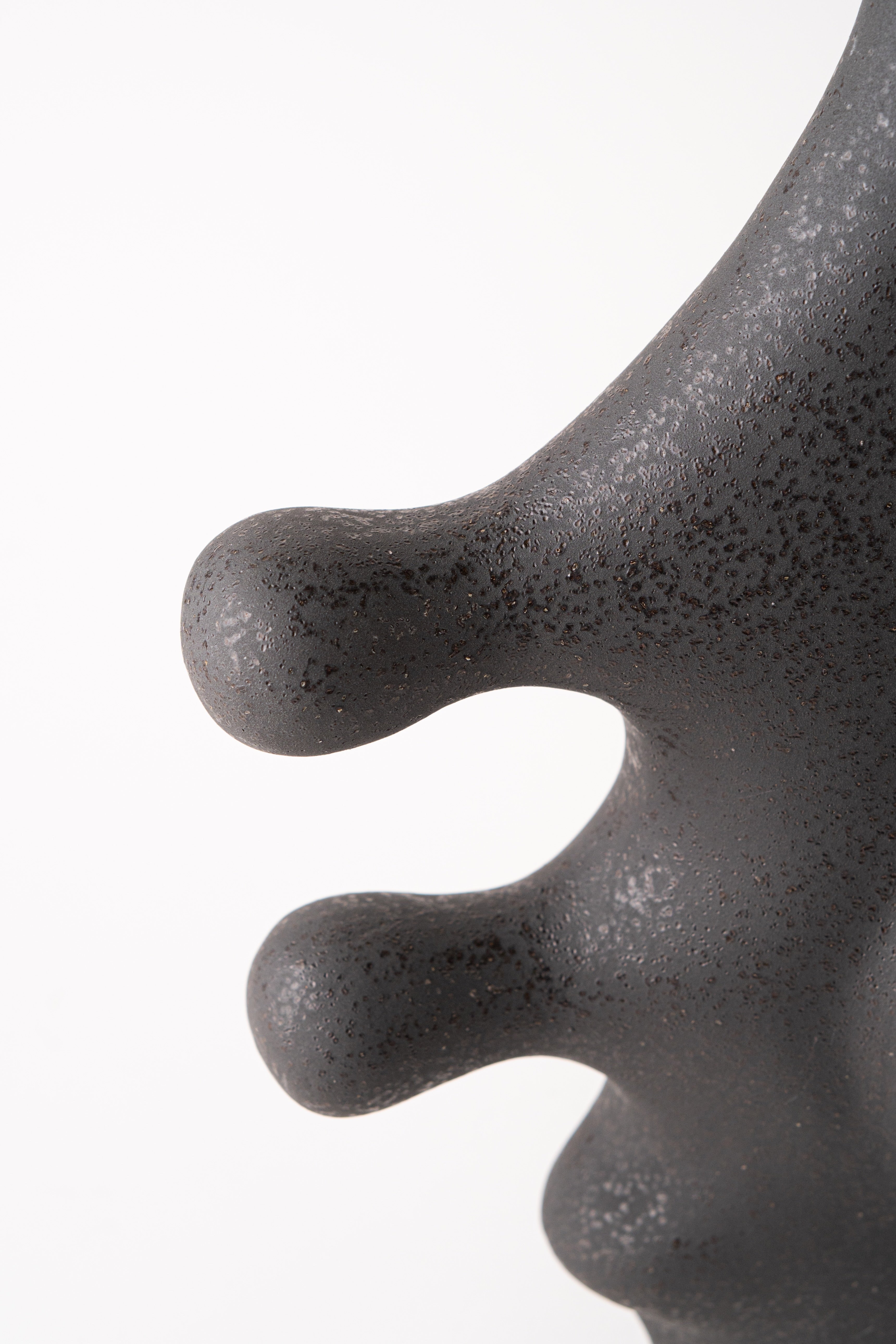 THE STREAMLINE CROSS VASE - BLACK