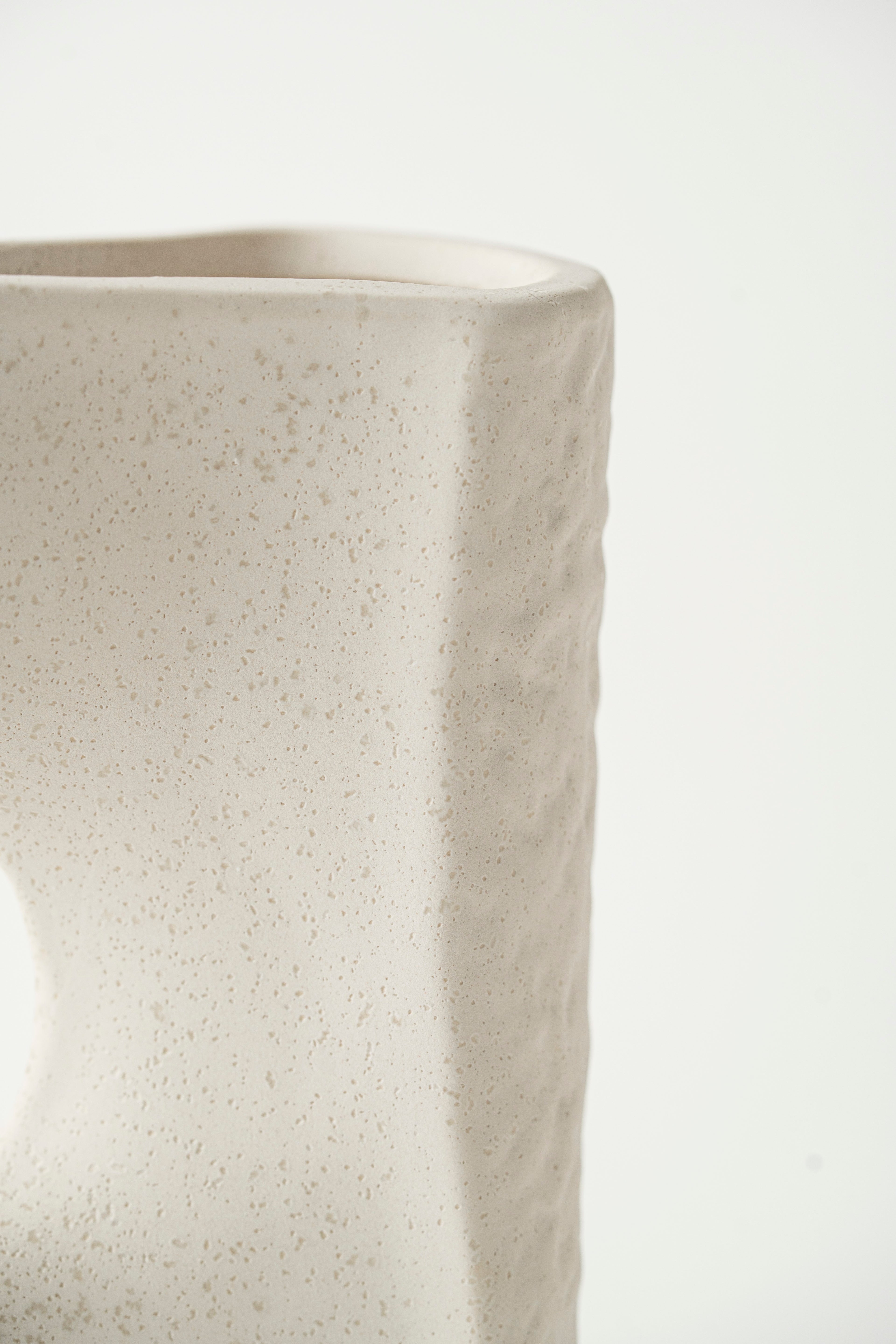 THE STREAMLINE CROSS VASE - WHITE