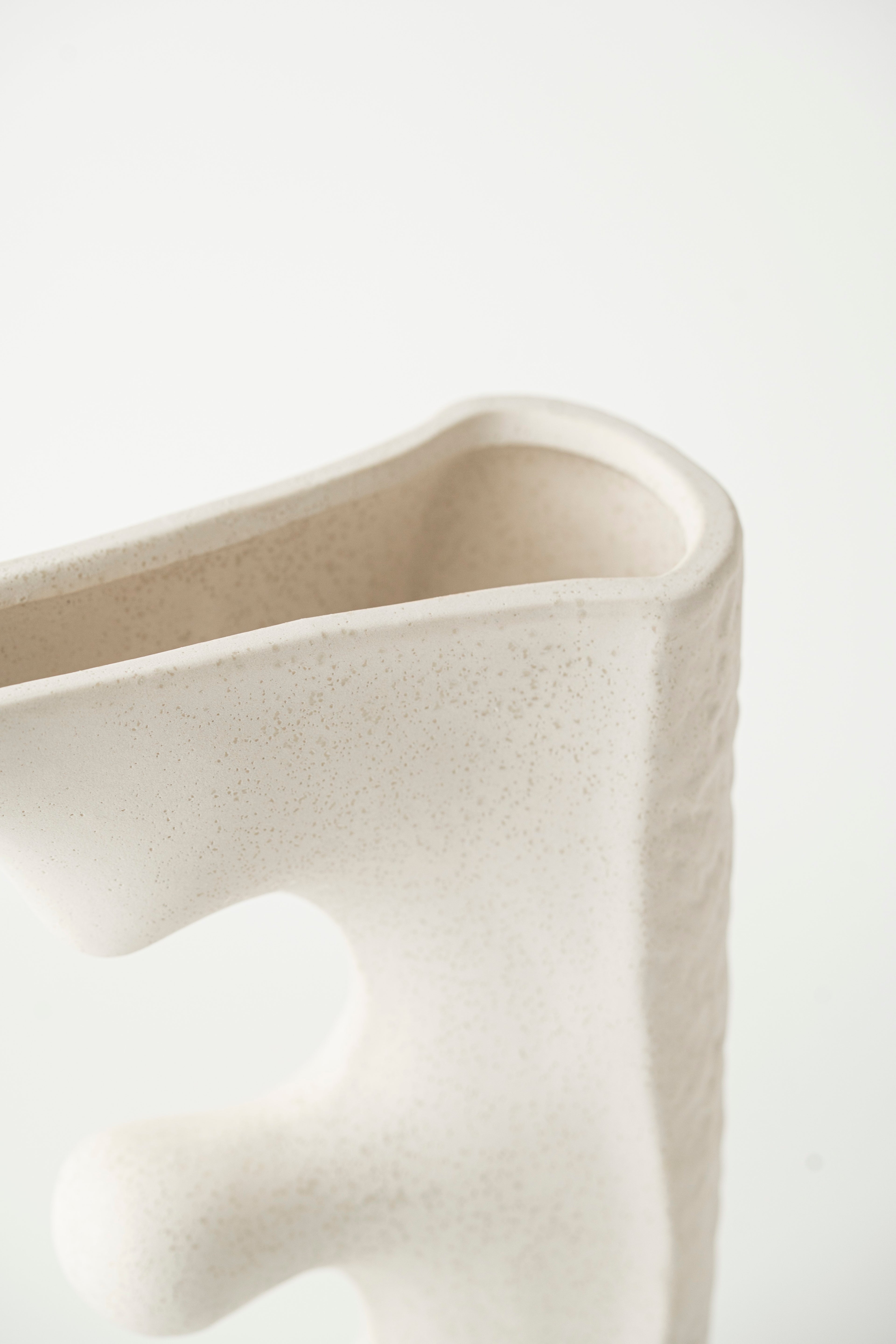 THE STREAMLINE CROSS VASE - WHITE