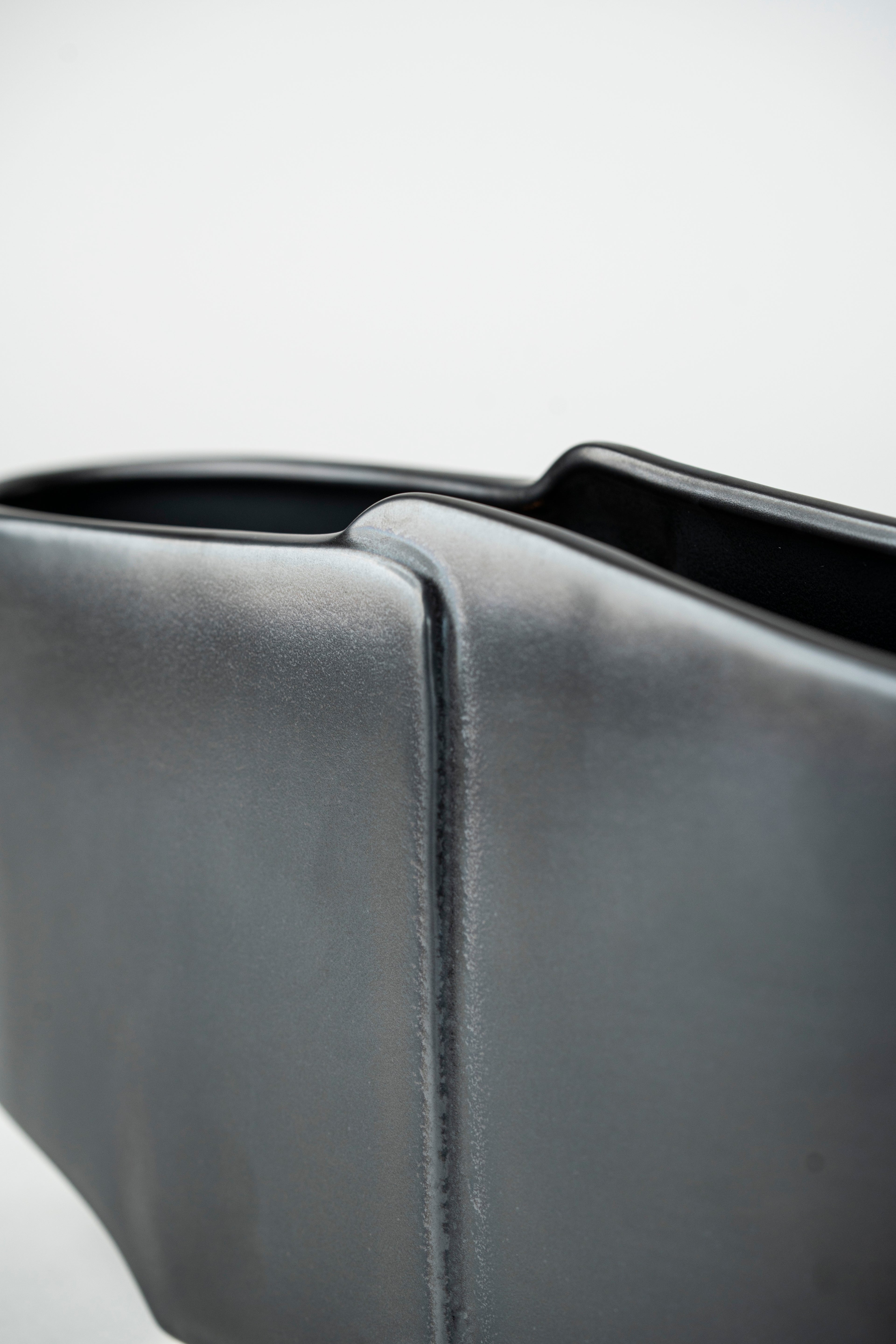 DOUBLE FLAP VASE SHORT
