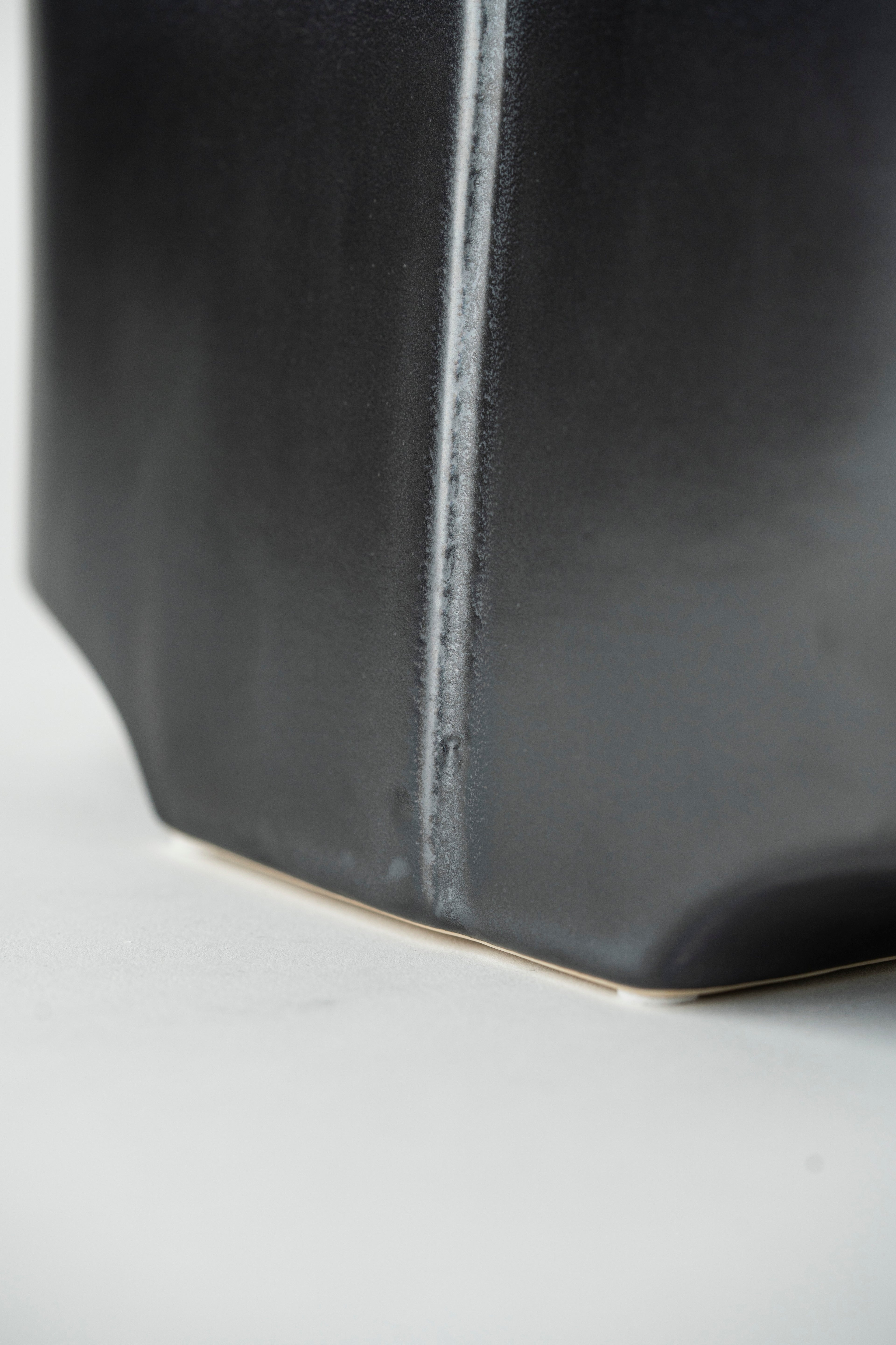 DOUBLE FLAP VASE SHORT