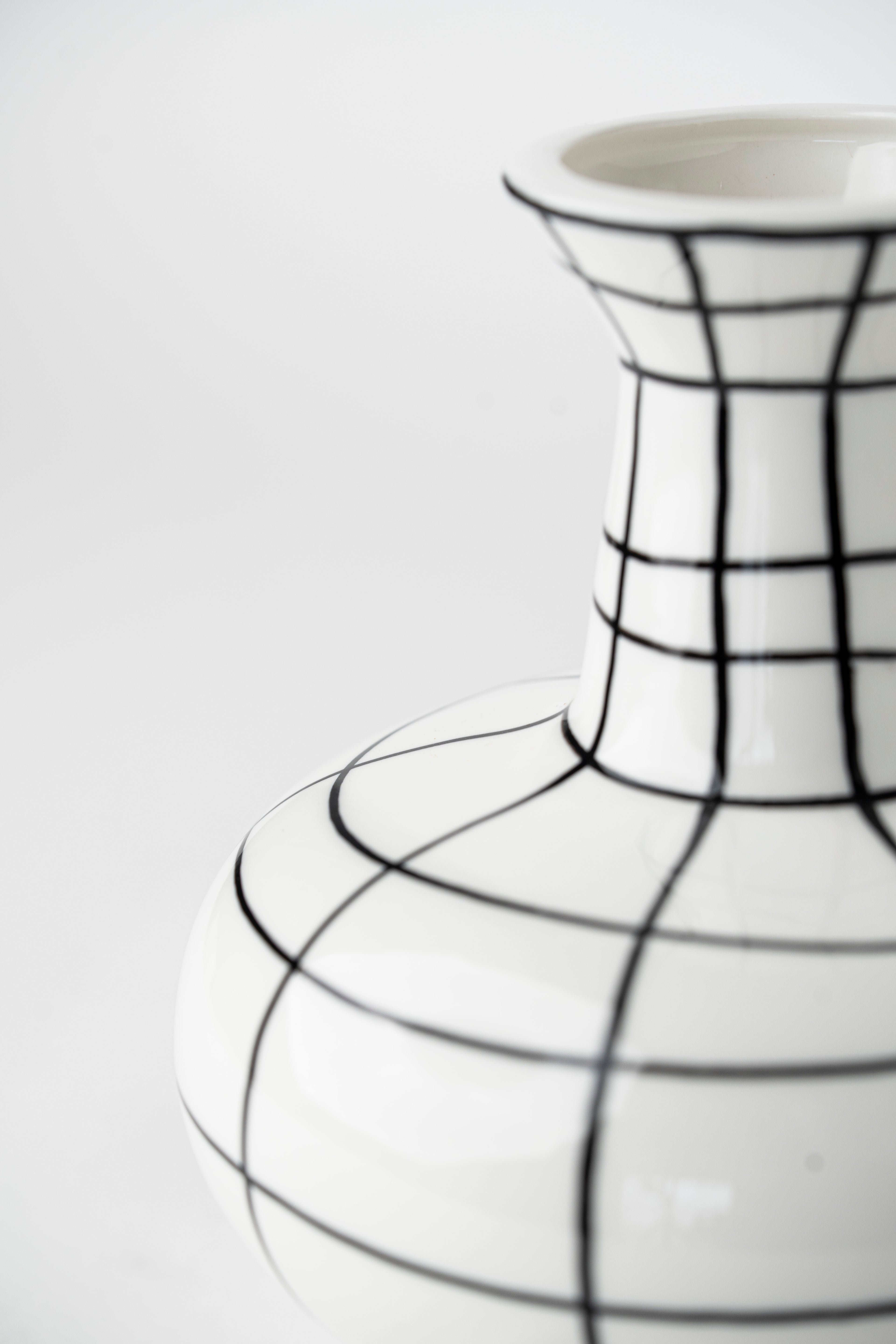 HAND-PAINTED GRID VASE SHORT