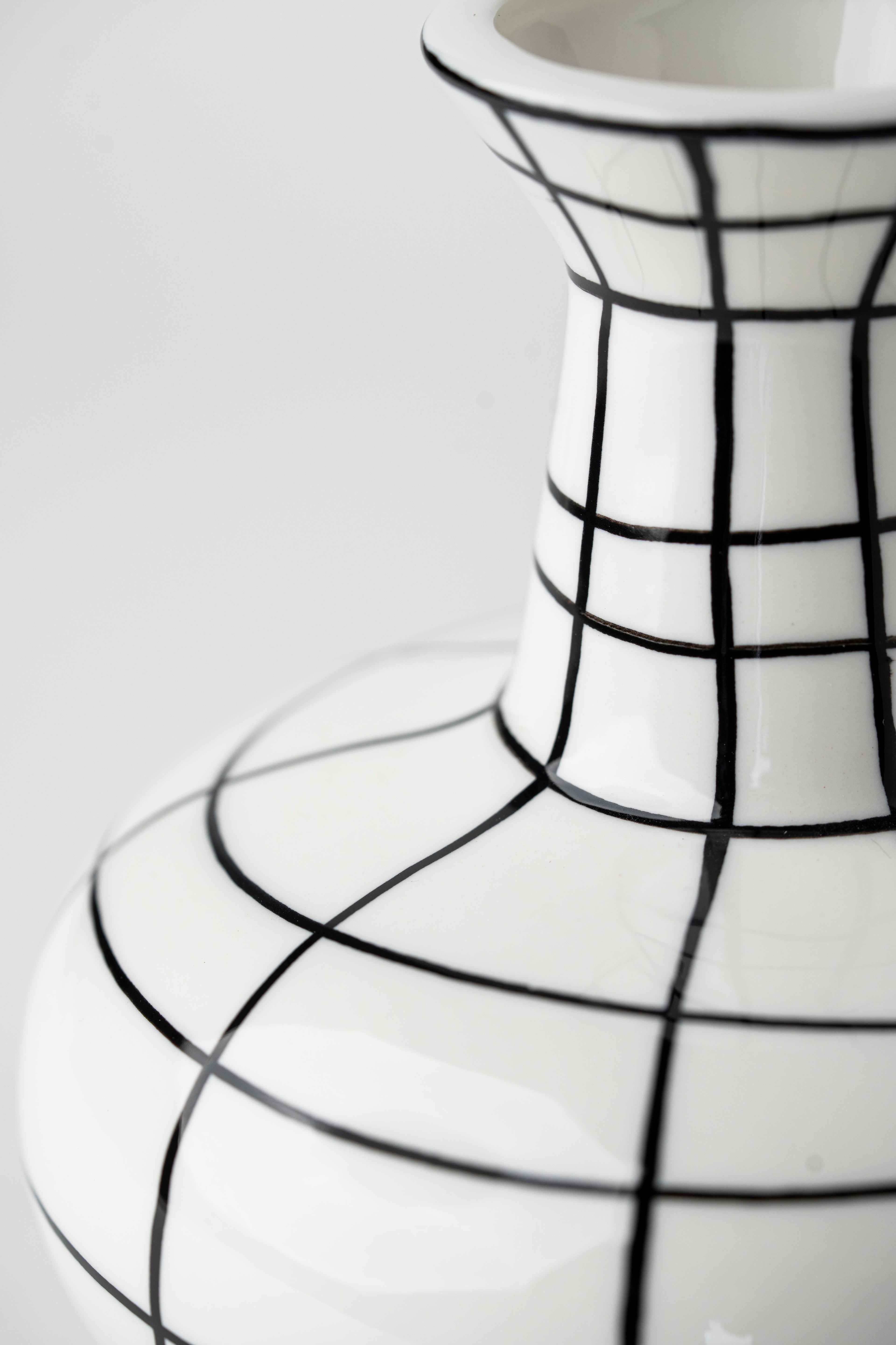 HAND-PAINTED GRID VASE SHORT
