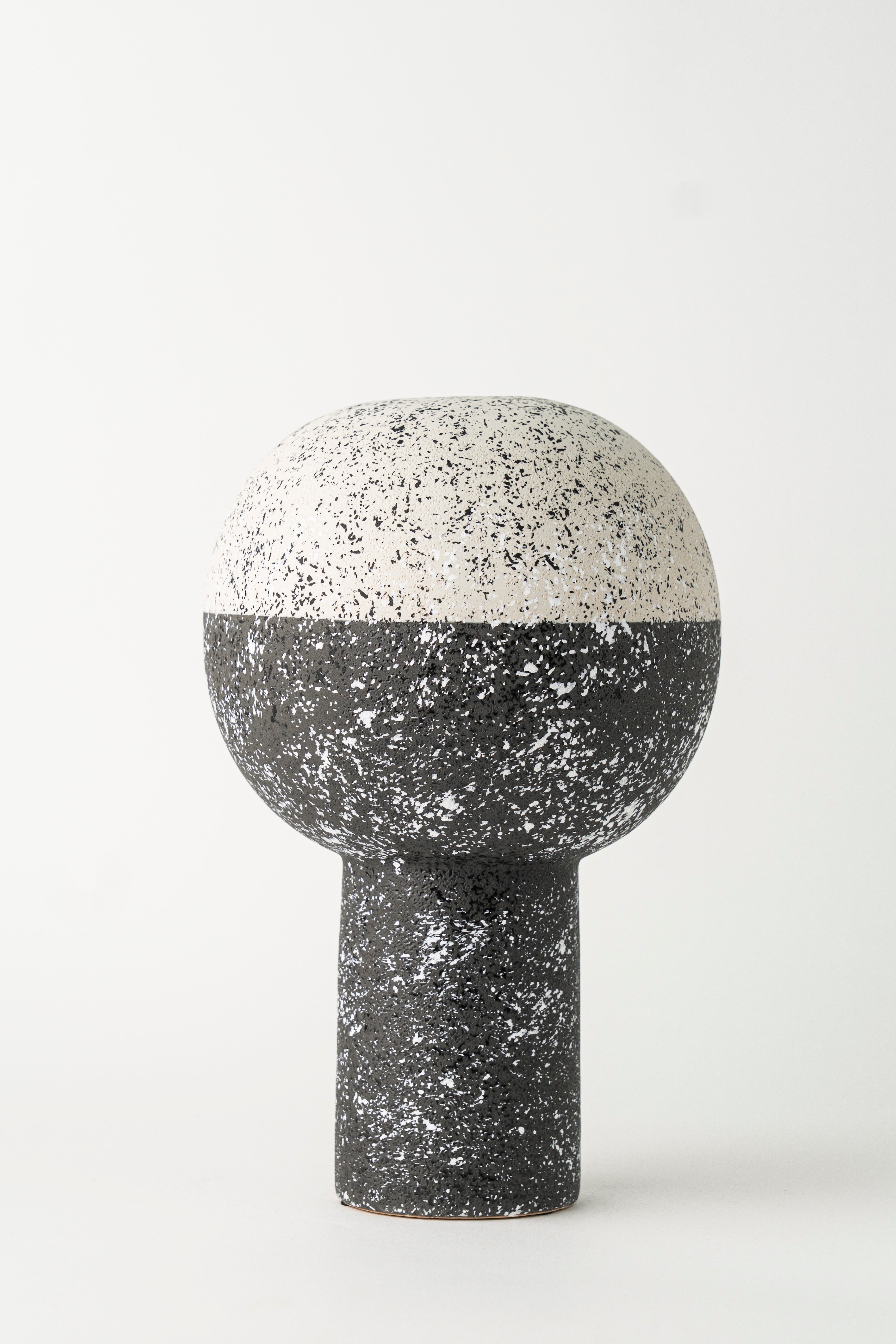 ROUNDED BLACK & WHITE DECORATIVE PIECE - PEDESTAL