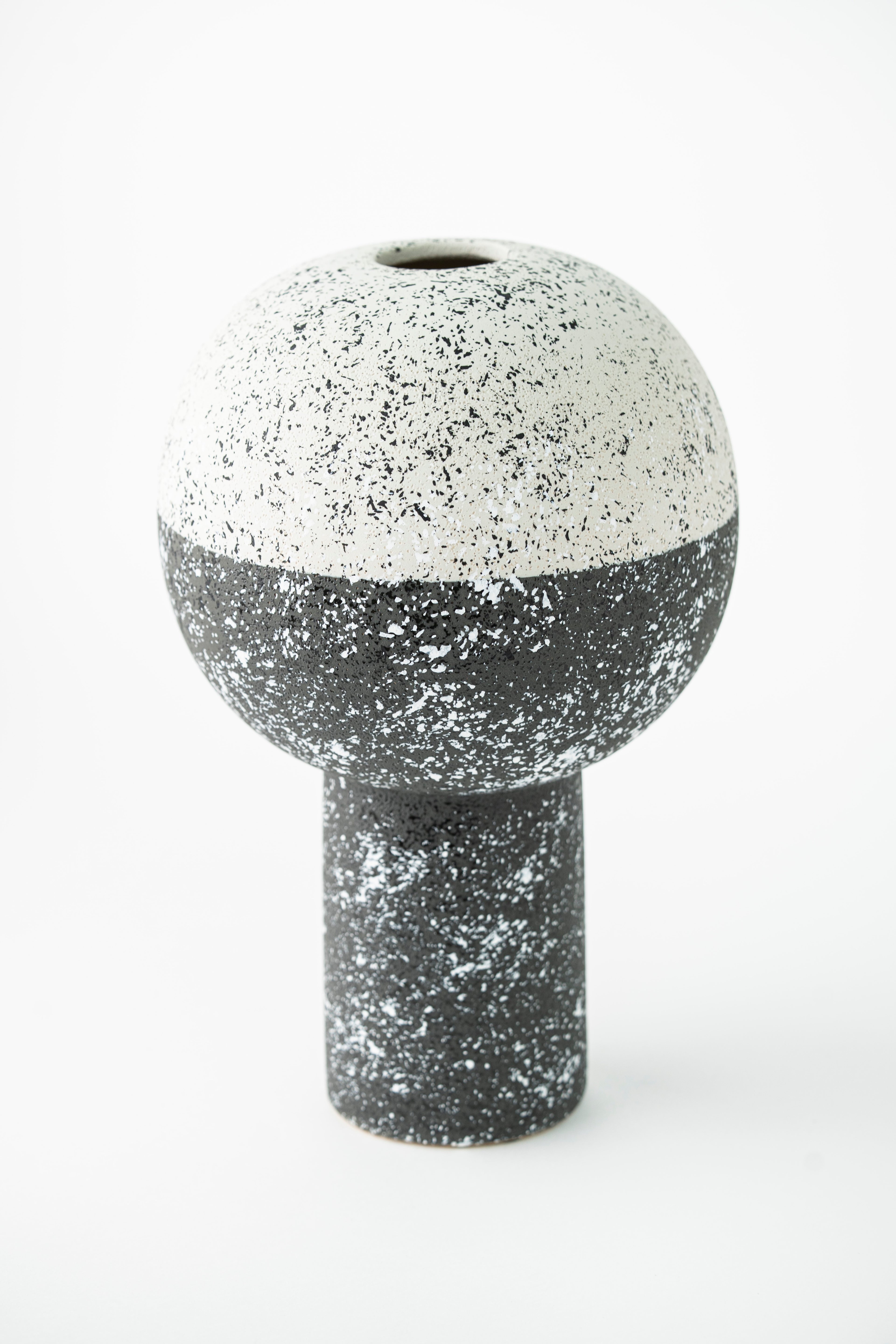 ROUNDED BLACK & WHITE DECORATIVE PIECE - PEDESTAL