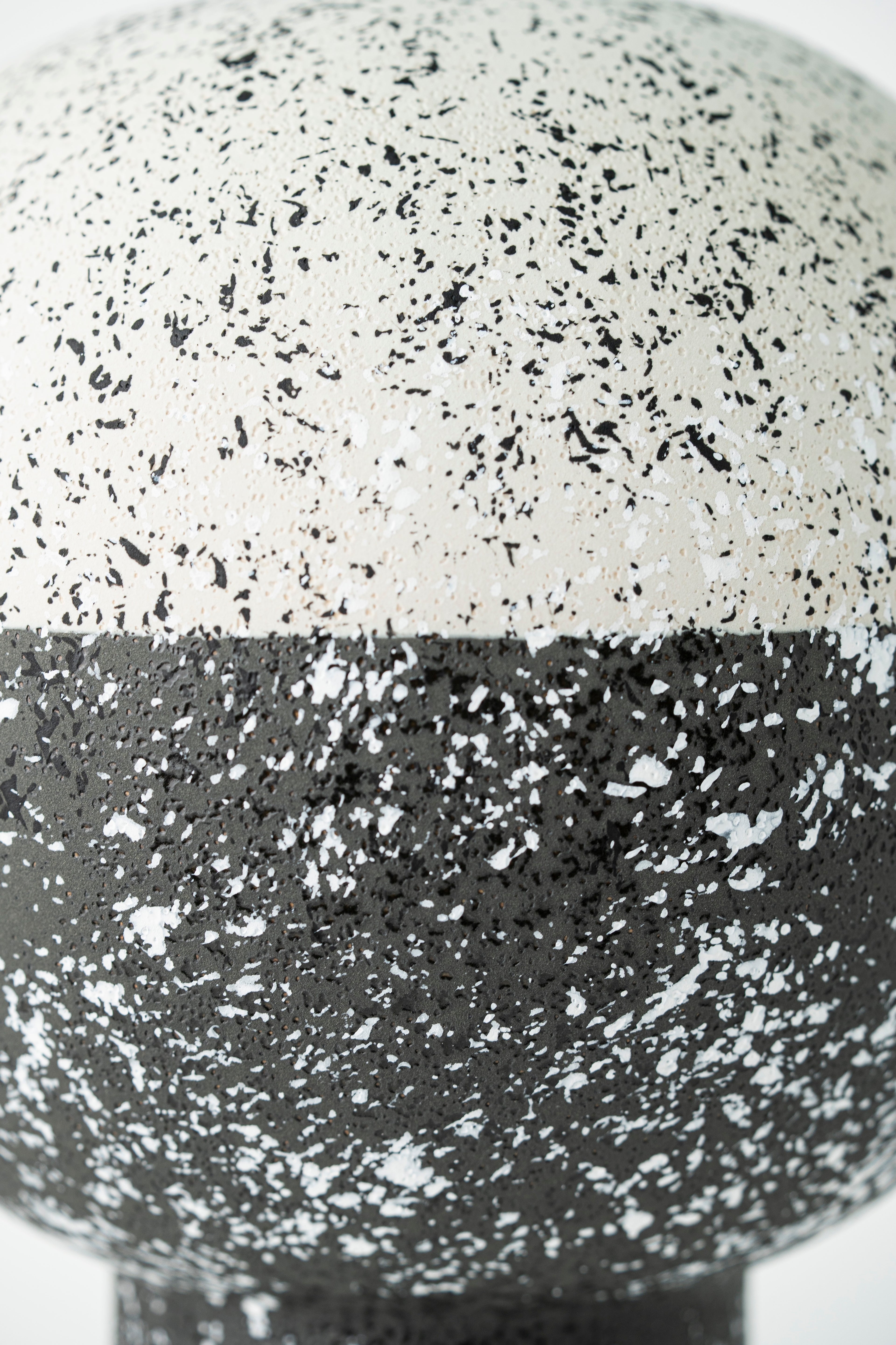 ROUNDED BLACK & WHITE DECORATIVE PIECE - PEDESTAL