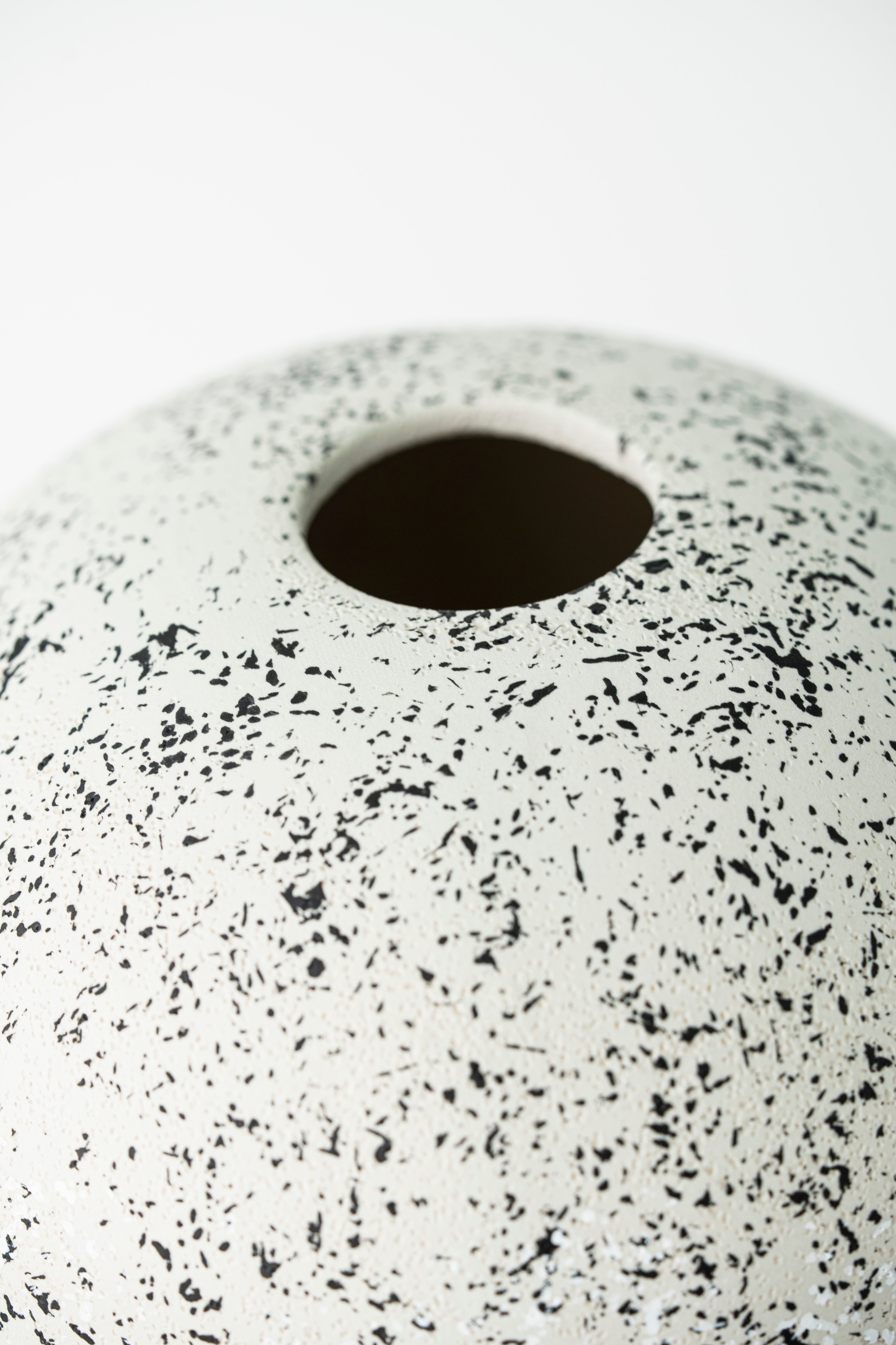 ROUNDED BLACK & WHITE DECORATIVE PIECE - PEDESTAL