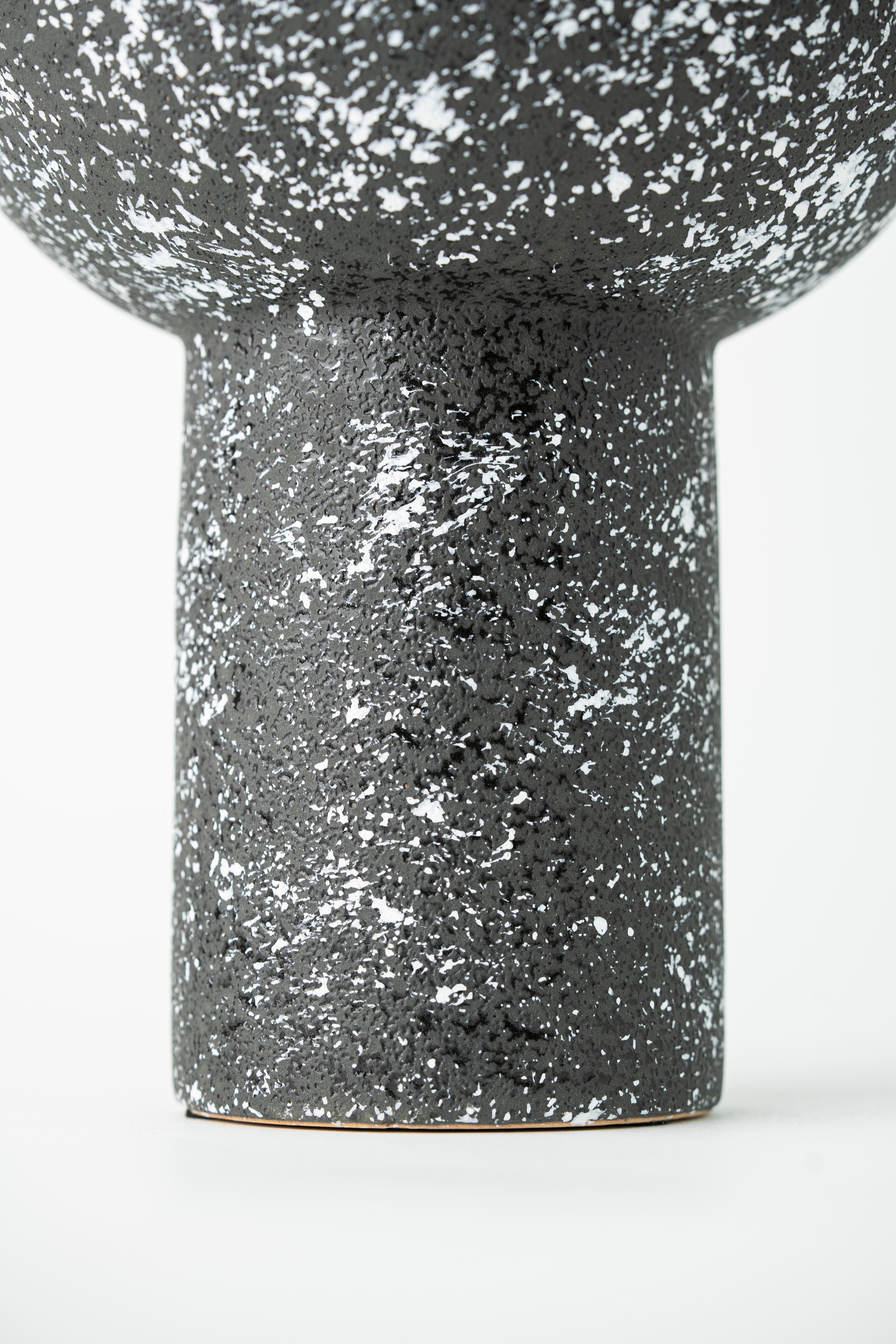ROUNDED BLACK & WHITE DECORATIVE PIECE - PEDESTAL
