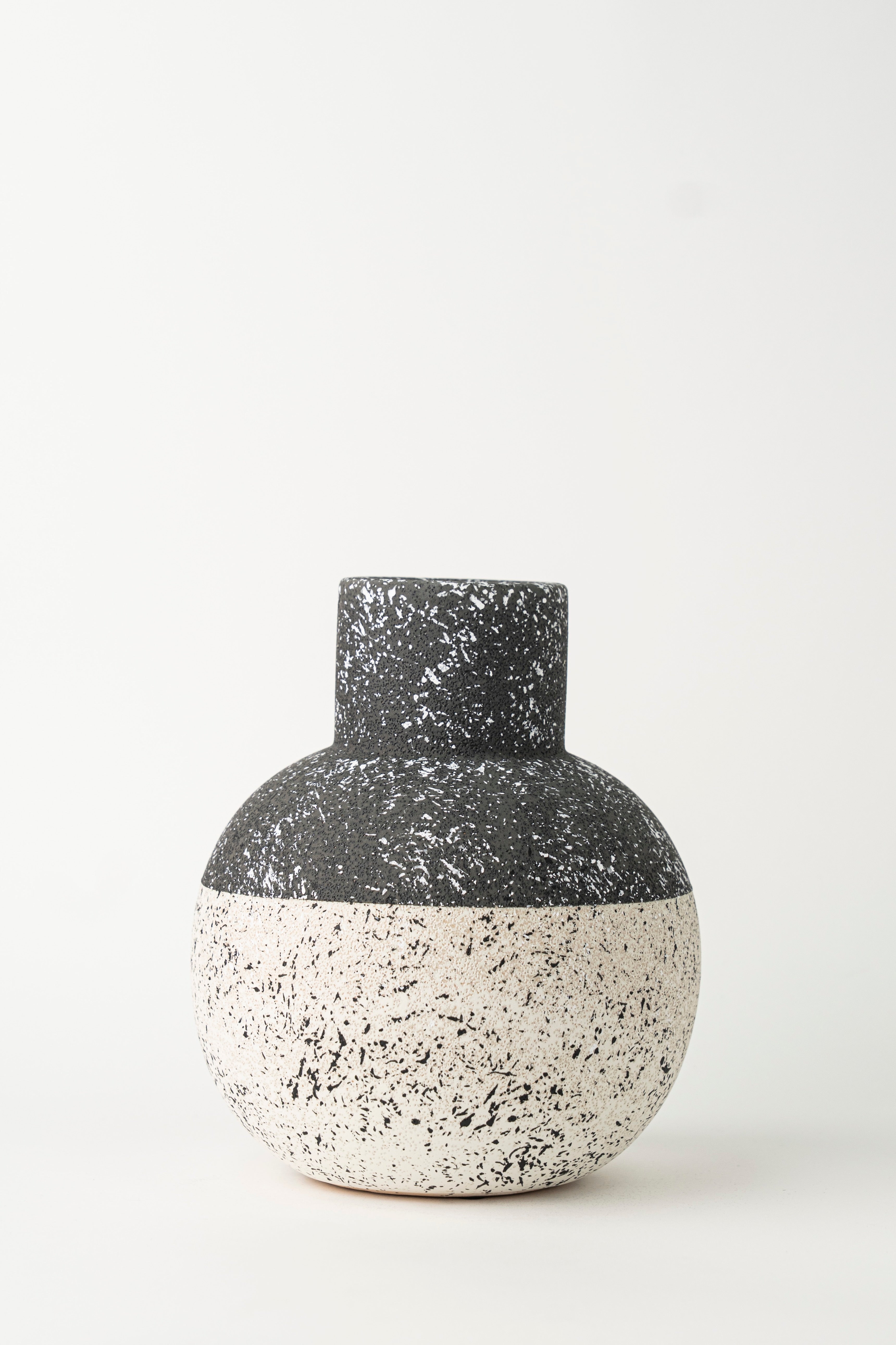 ROUNDED BLACK & WHITE DECORATIVE PIECE – ROUND
