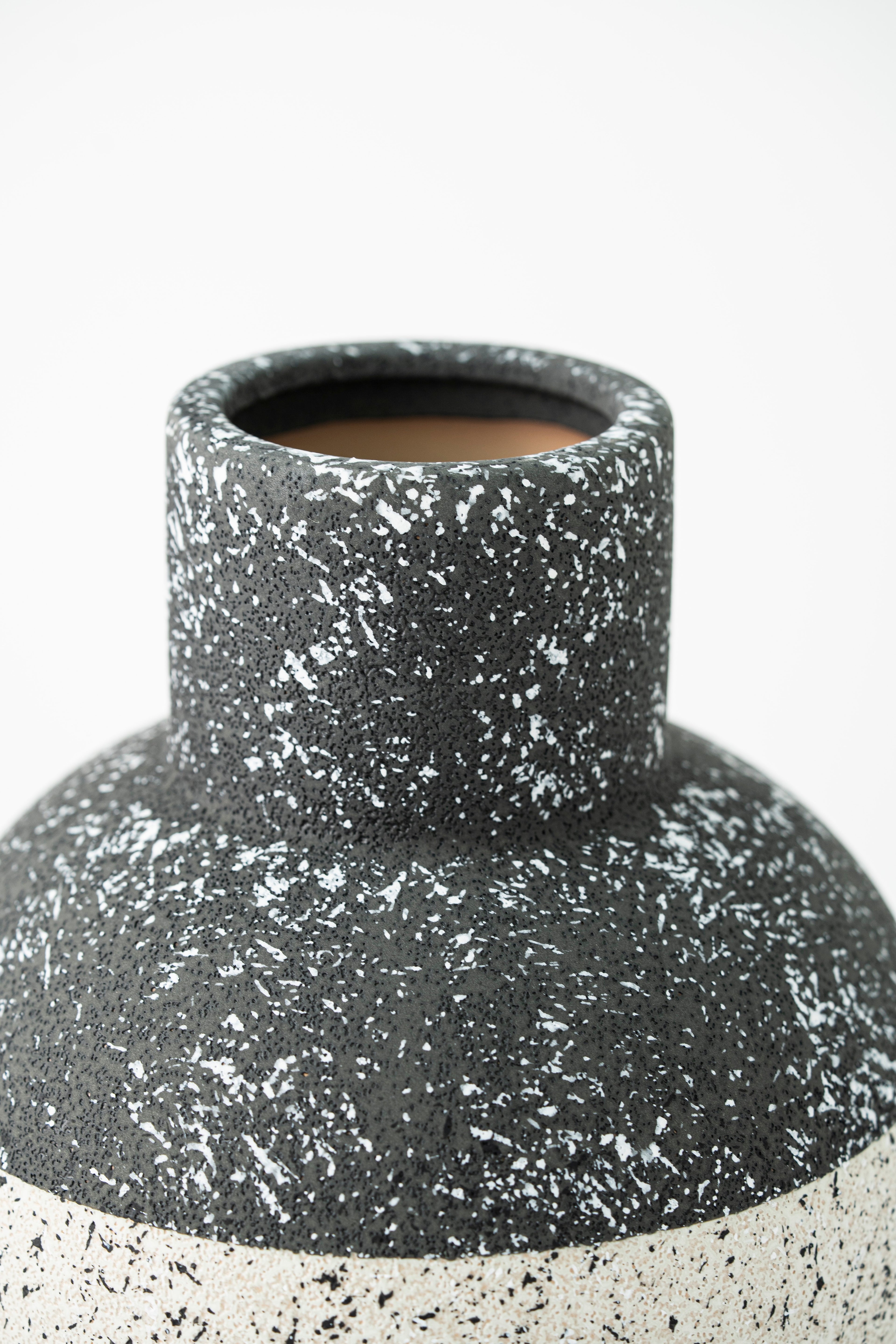 ROUNDED BLACK & WHITE DECORATIVE PIECE – ROUND