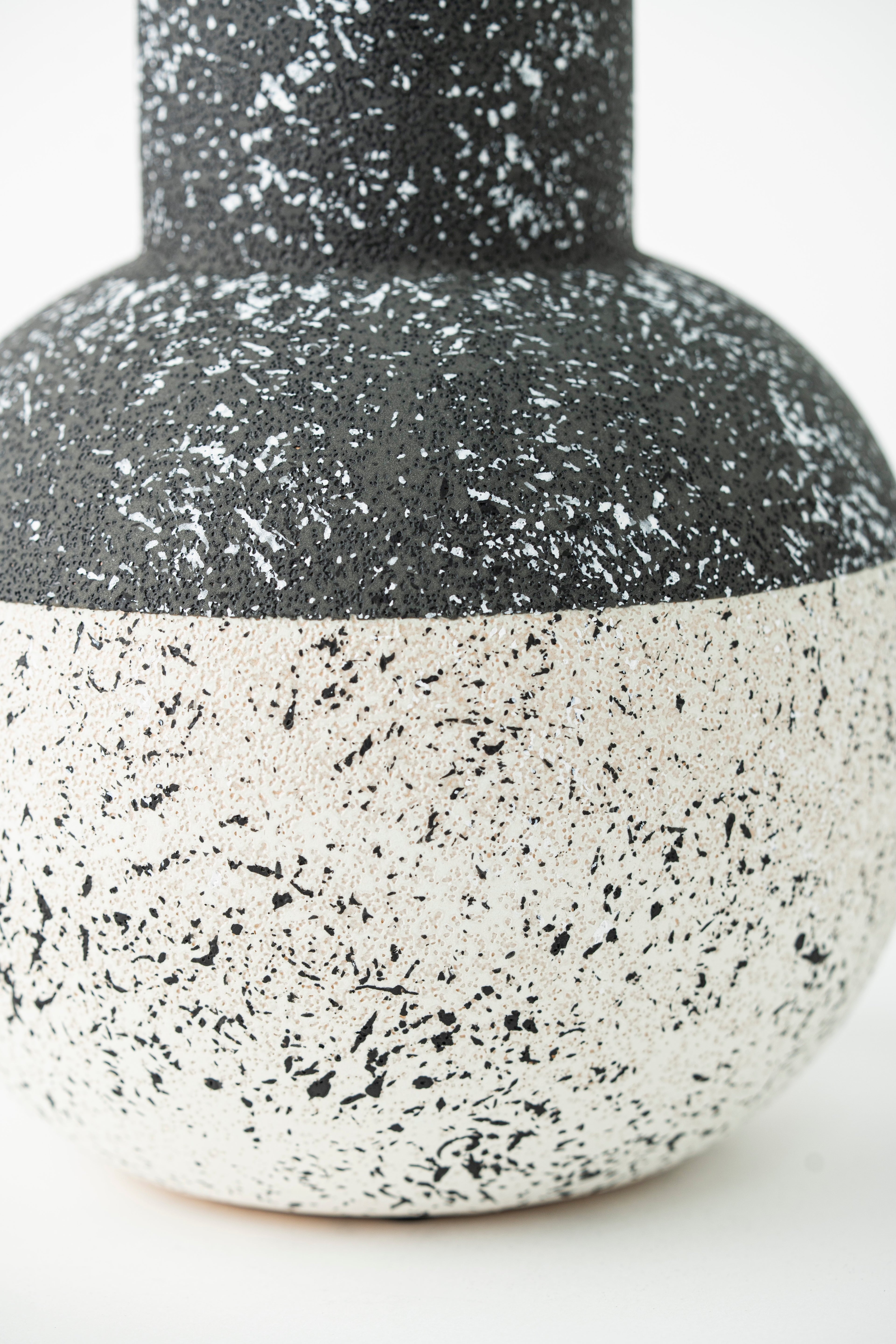ROUNDED BLACK & WHITE DECORATIVE PIECE – ROUND