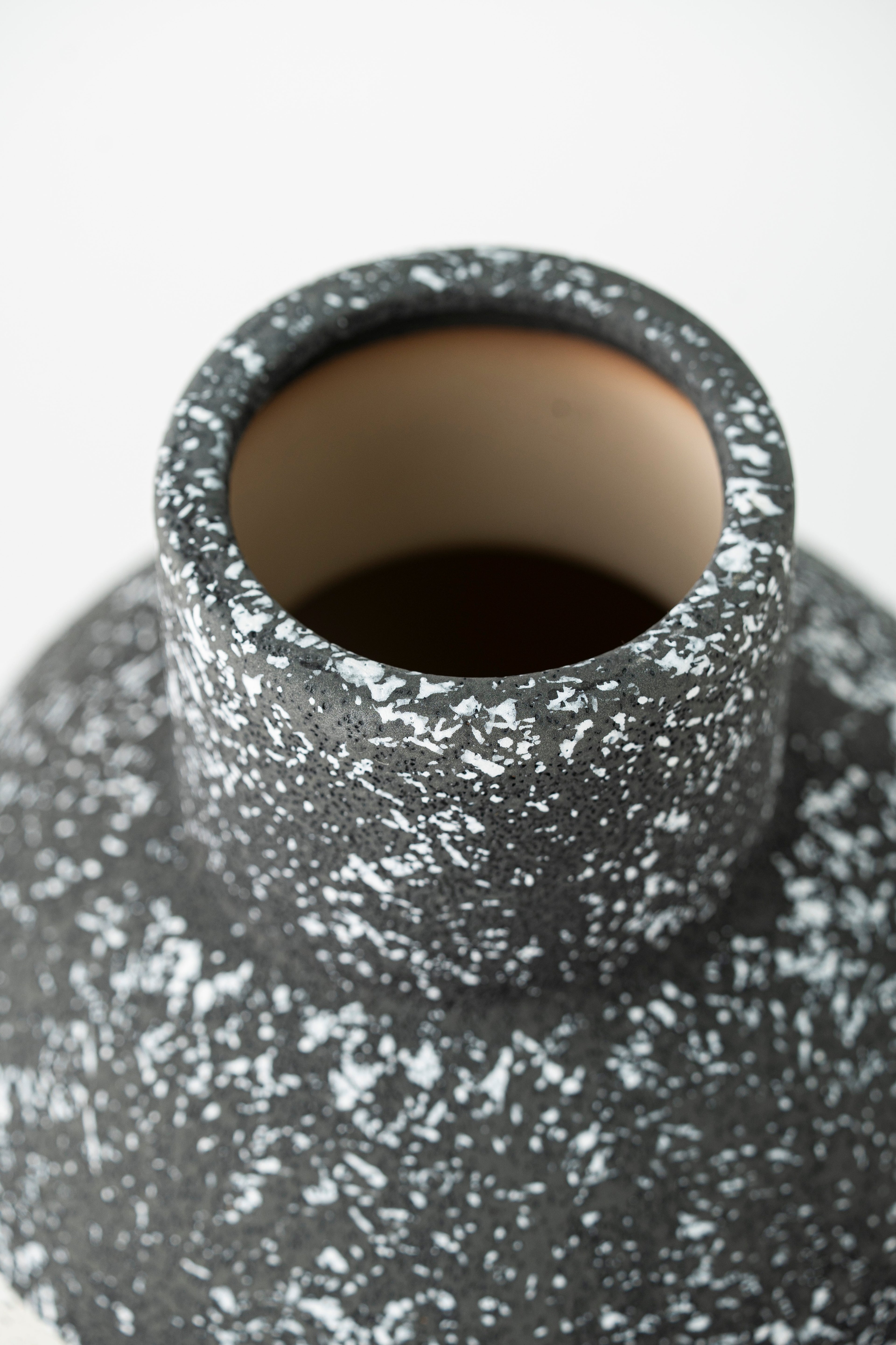 ROUNDED BLACK & WHITE DECORATIVE PIECE – ROUND