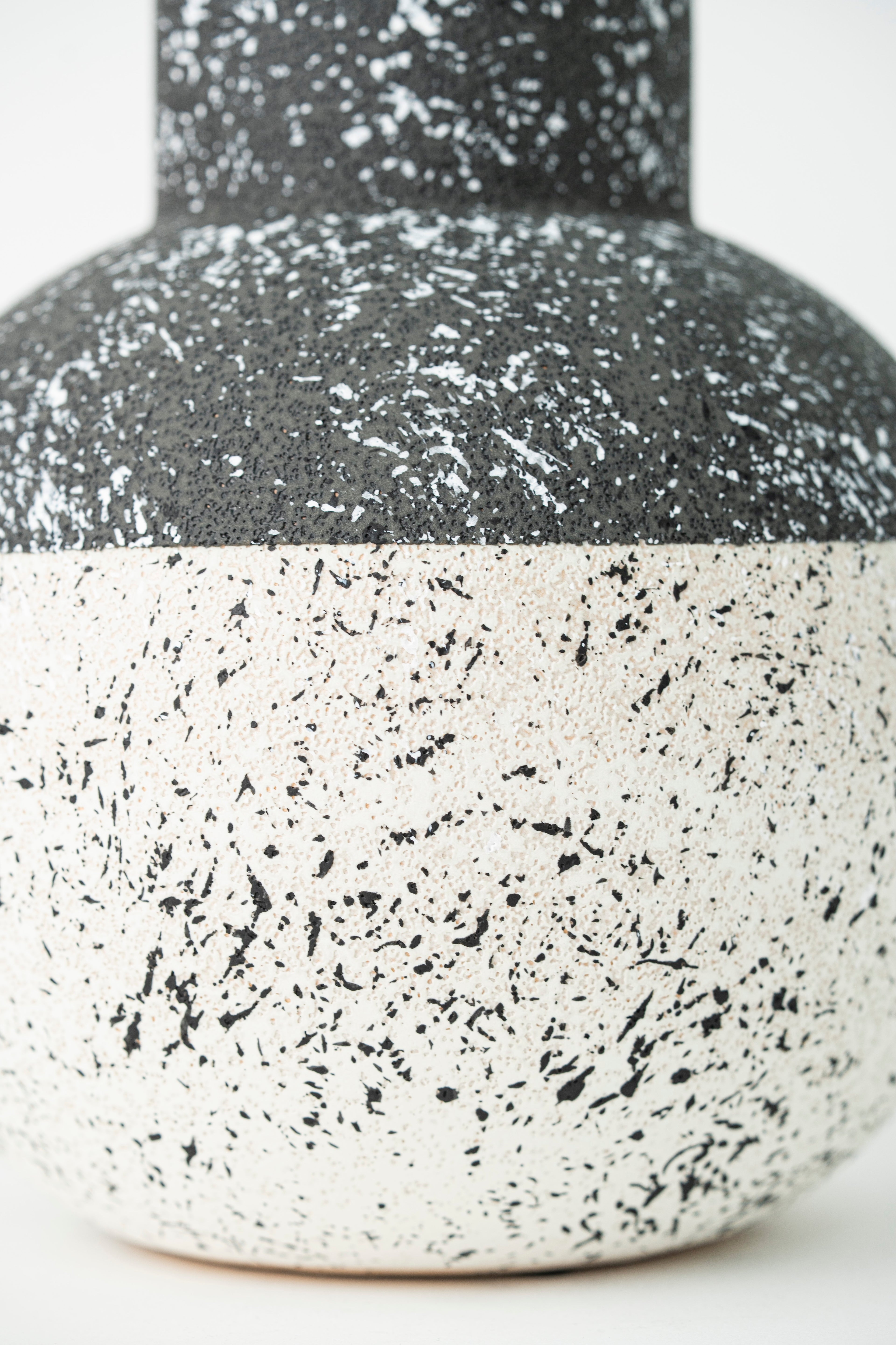 ROUNDED BLACK & WHITE DECORATIVE PIECE – ROUND