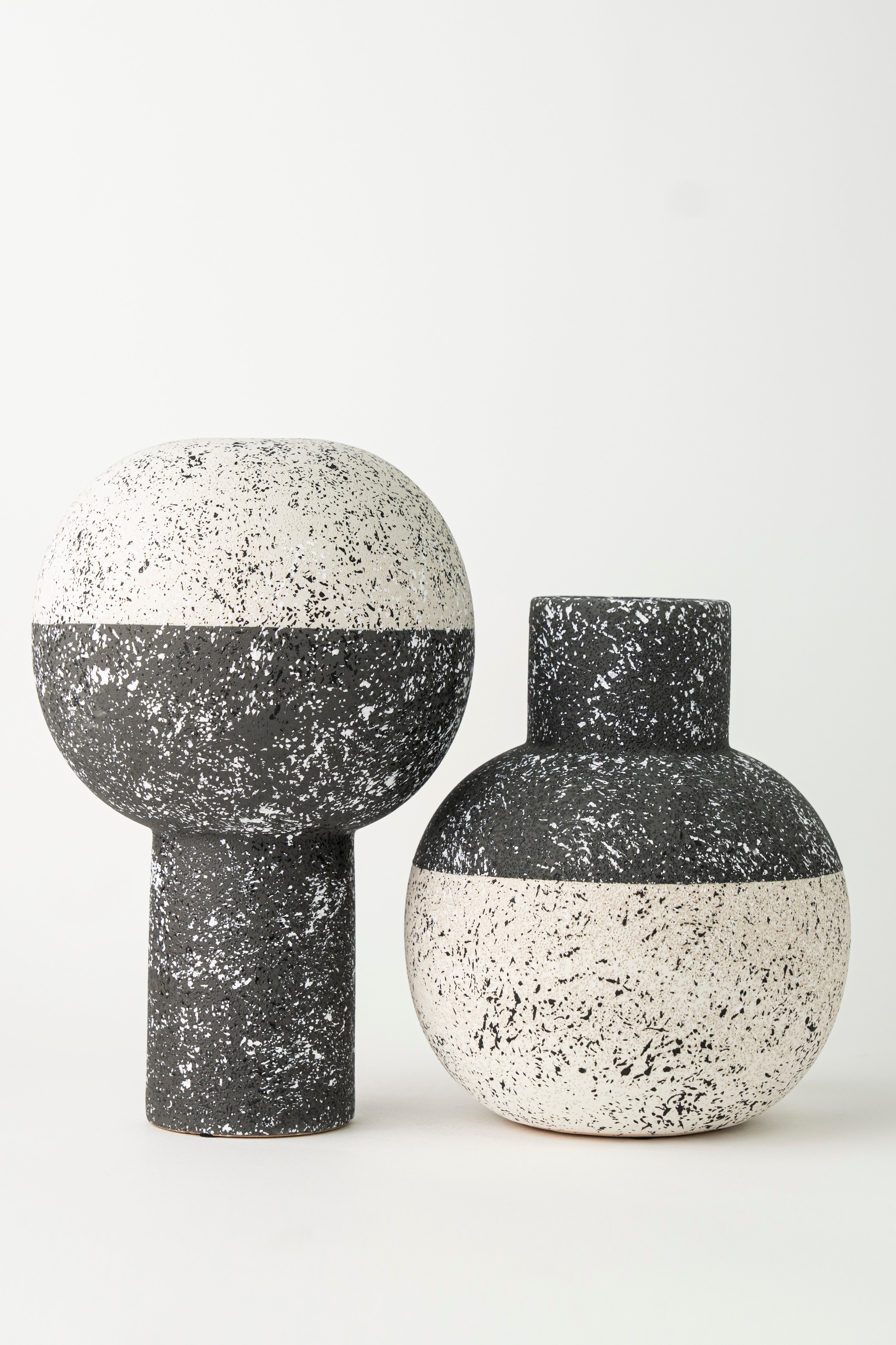 ROUNDED BLACK & WHITE DECORATIVE PIECE – ROUND
