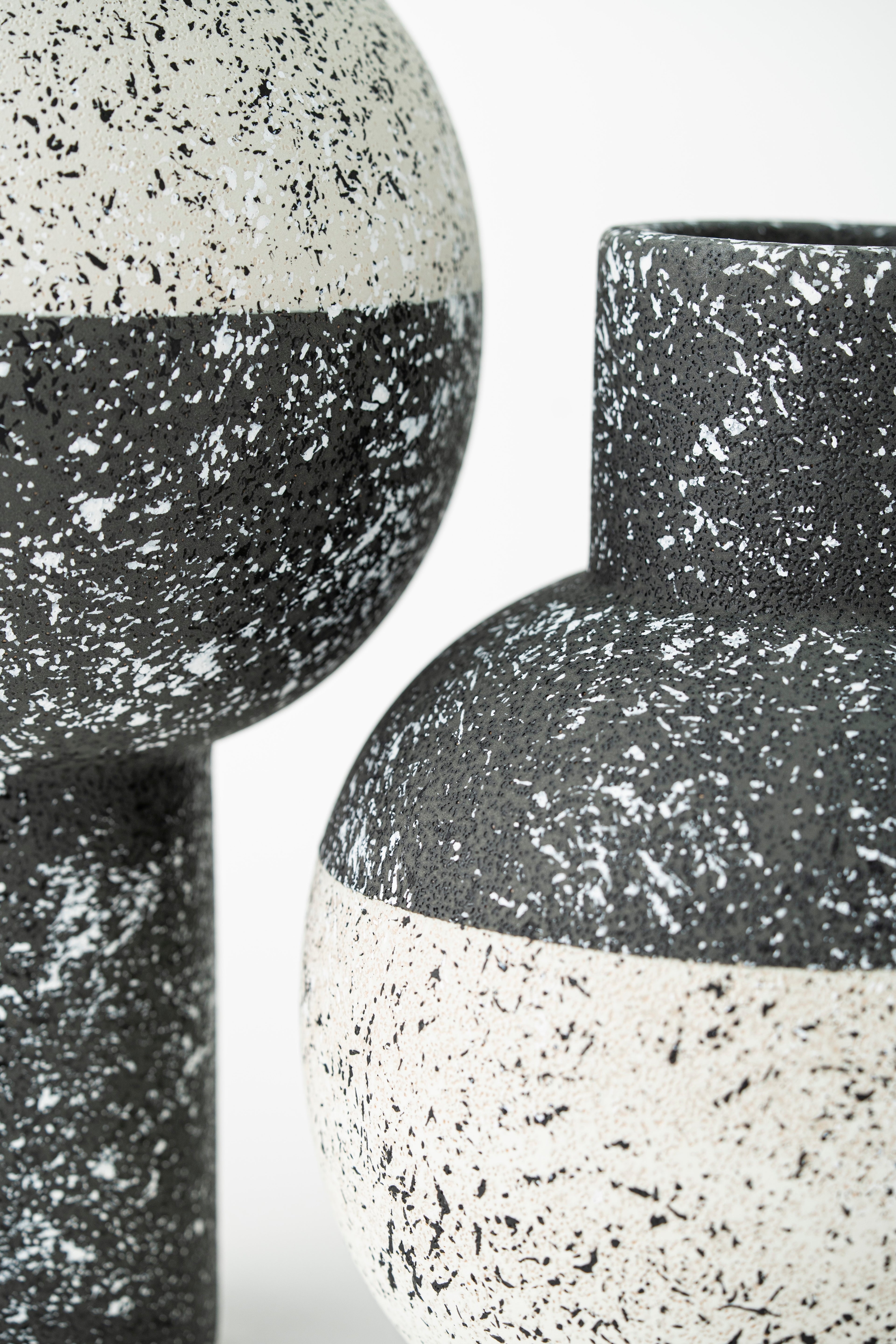ROUNDED BLACK & WHITE DECORATIVE PIECE – ROUND
