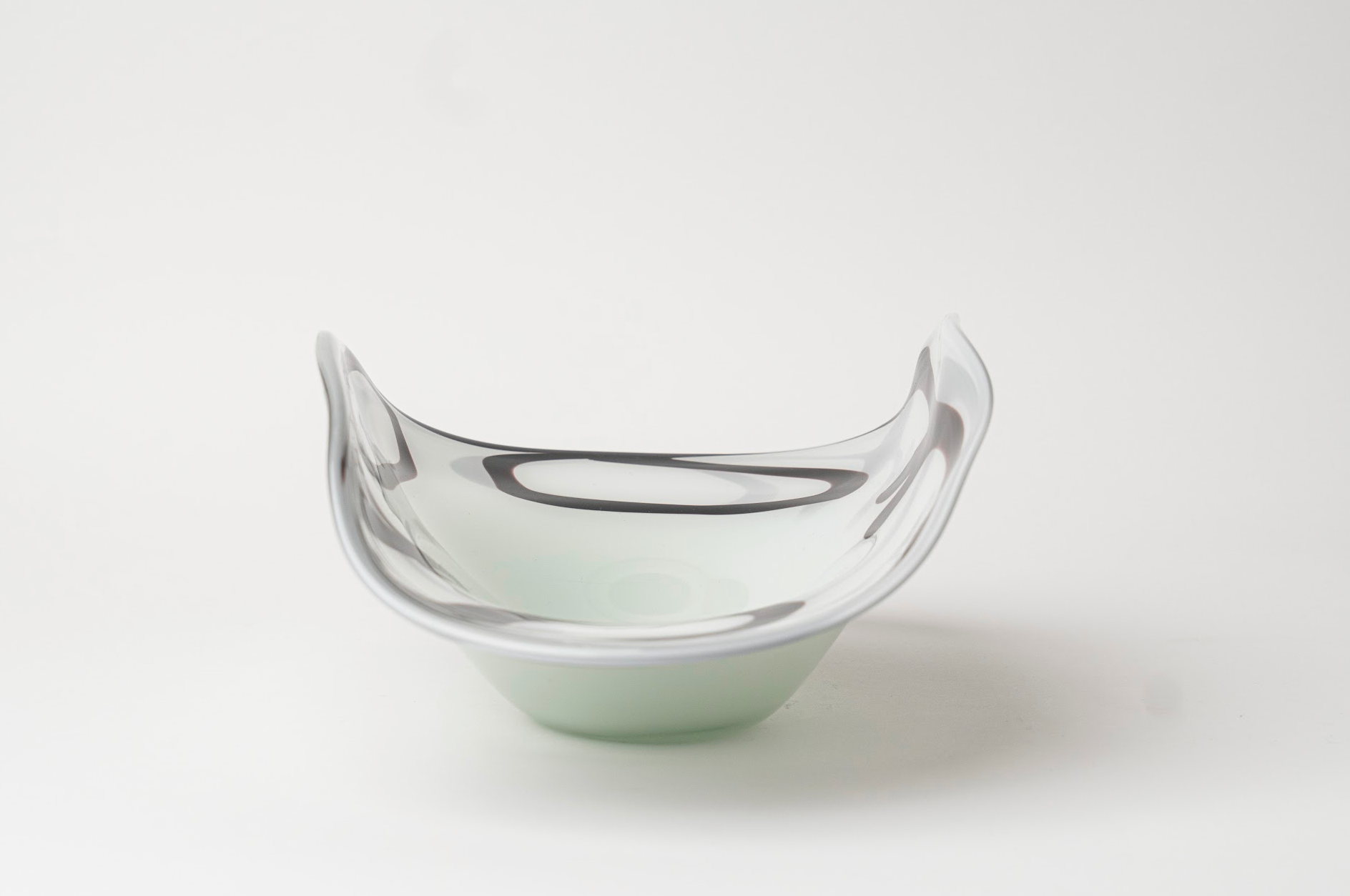 WHITE-LINED FRUIT BOWL