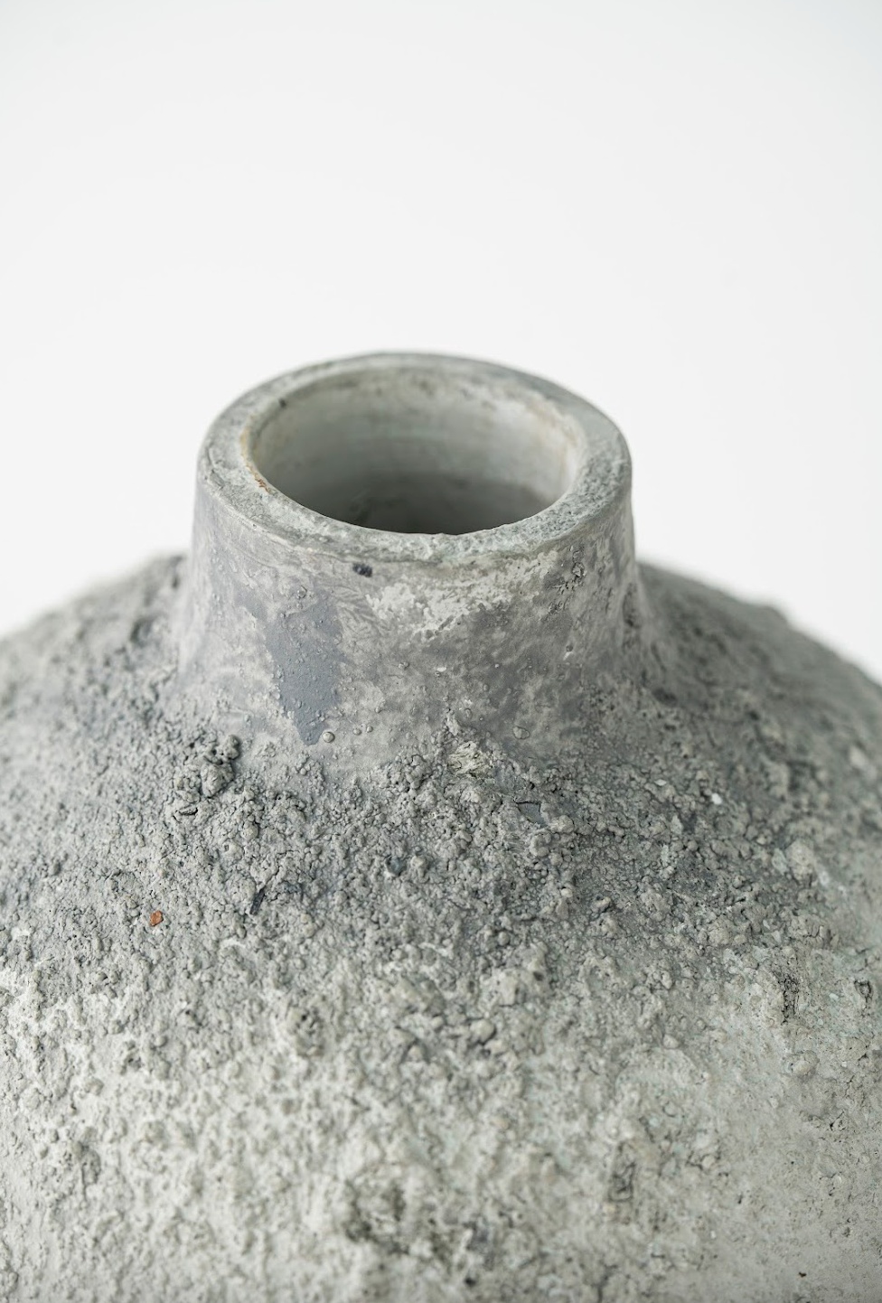 FINE-MOUTHED ROUND-BELLIED VASE