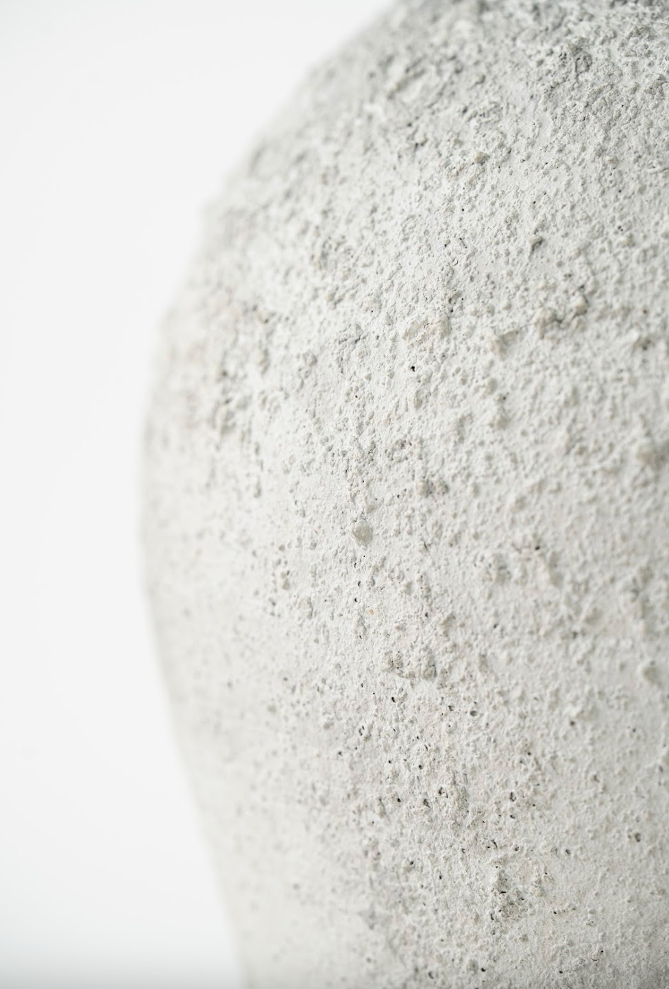 FINE-MOUTHED ROUND-BELLIED VASE