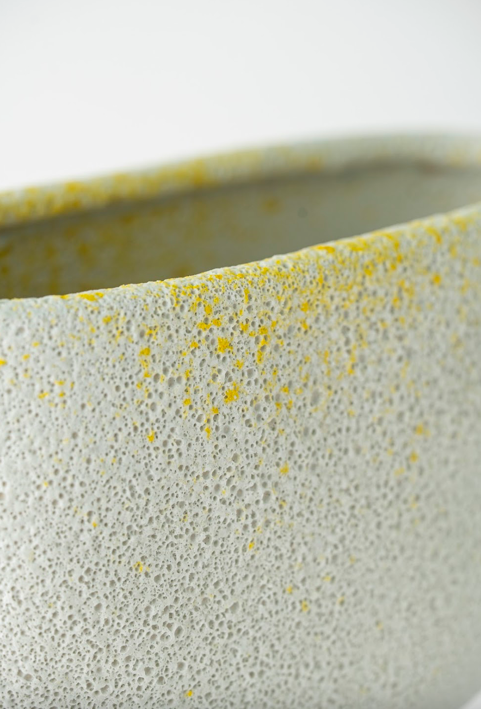 WIDE-OPENED MOUTH CERAMIC VASE SHORT