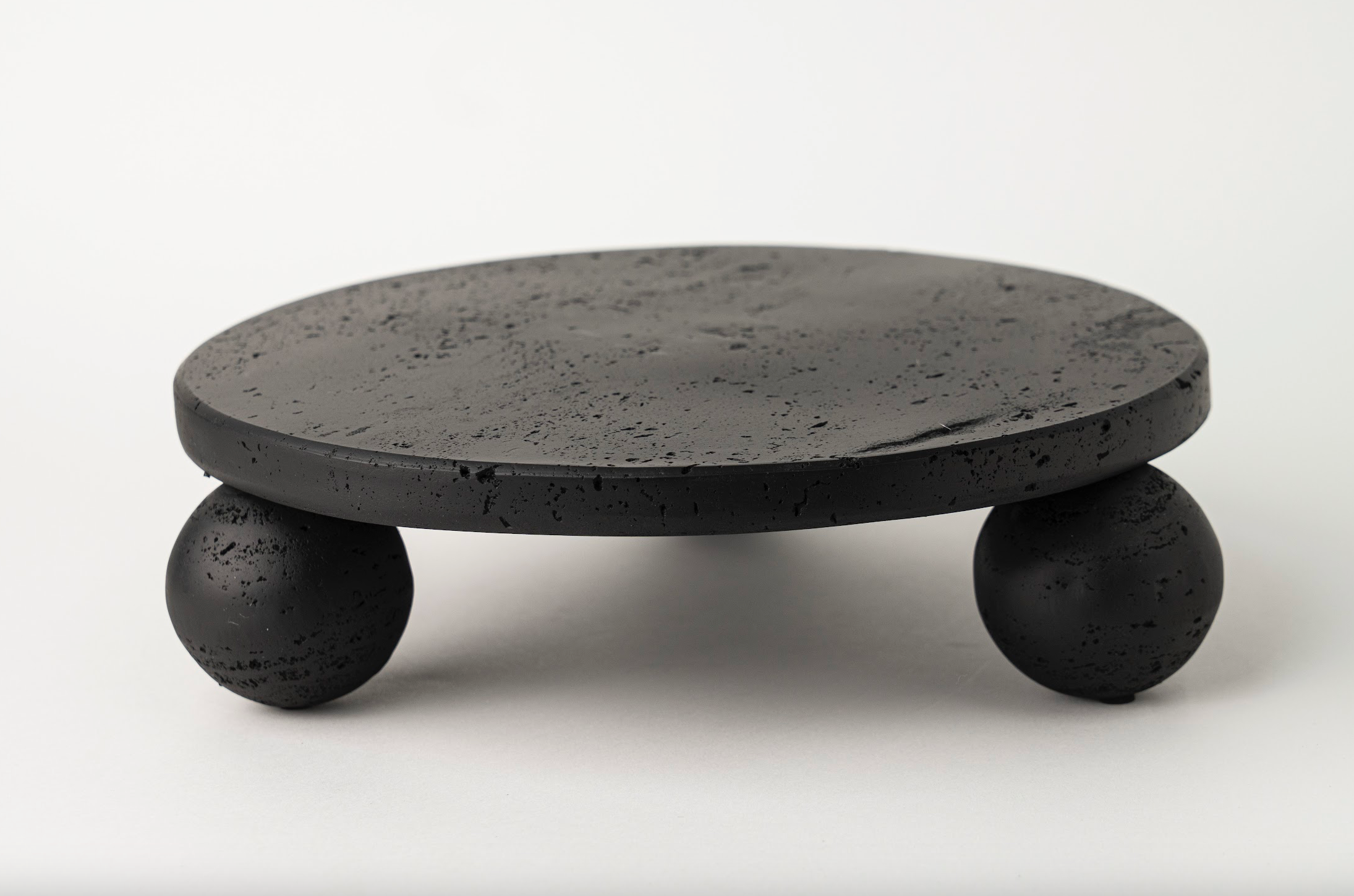 TRAVERTINE PATTERN ROUND FOOTED PLATE - BLACK