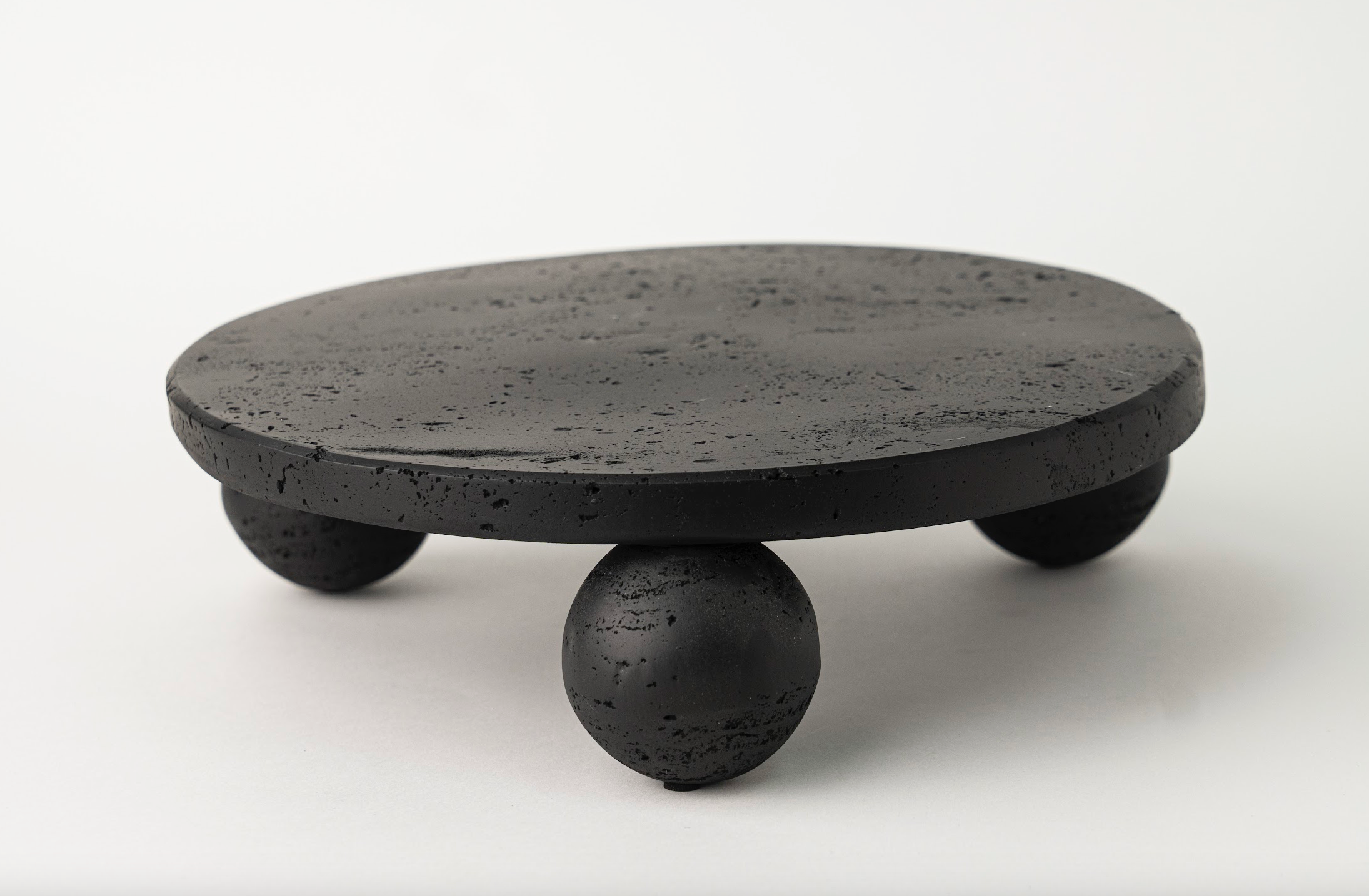 TRAVERTINE PATTERN ROUND FOOTED PLATE - BLACK