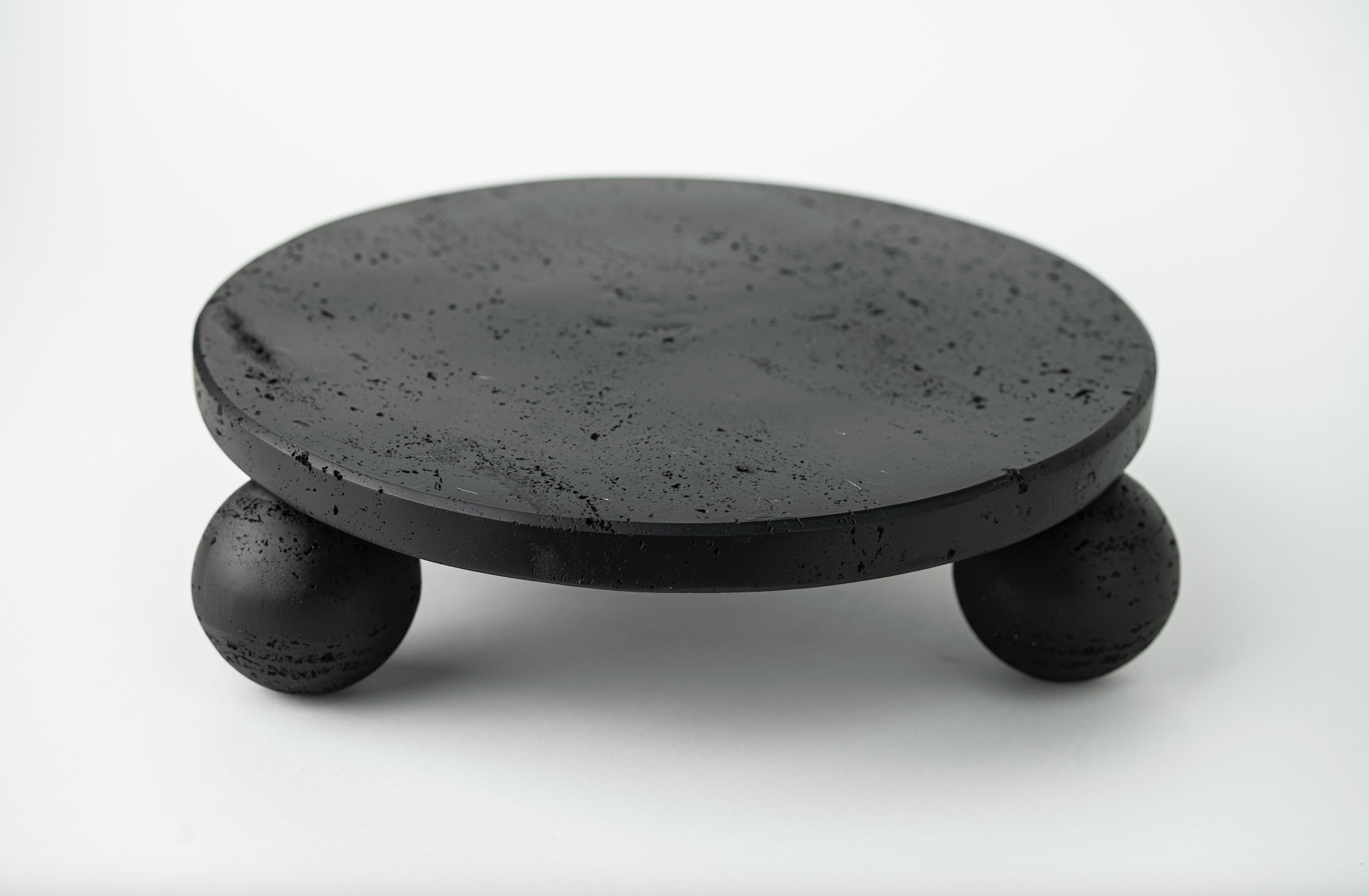 TRAVERTINE PATTERN ROUND FOOTED PLATE - BLACK