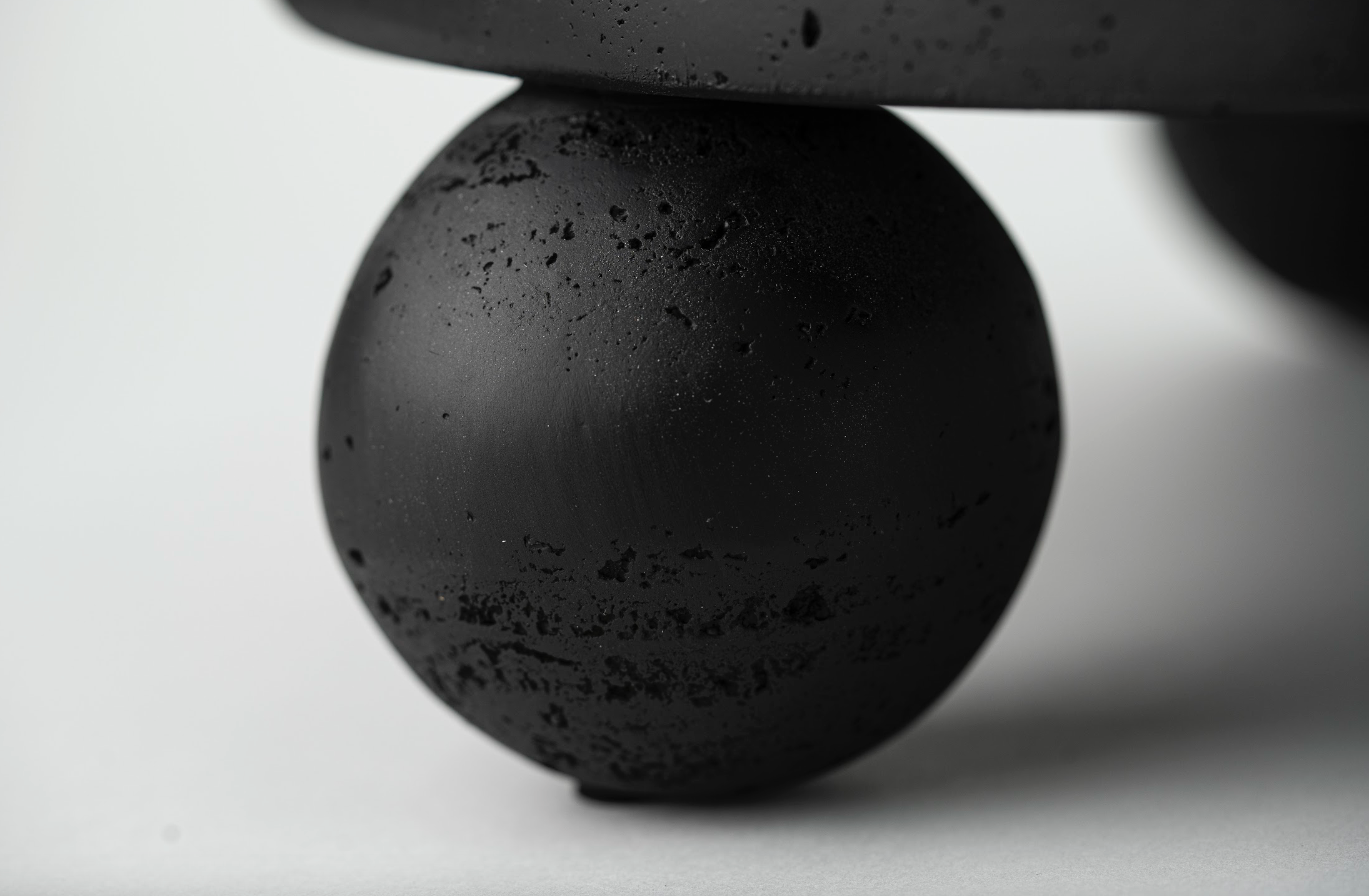 TRAVERTINE PATTERN ROUND FOOTED PLATE - BLACK