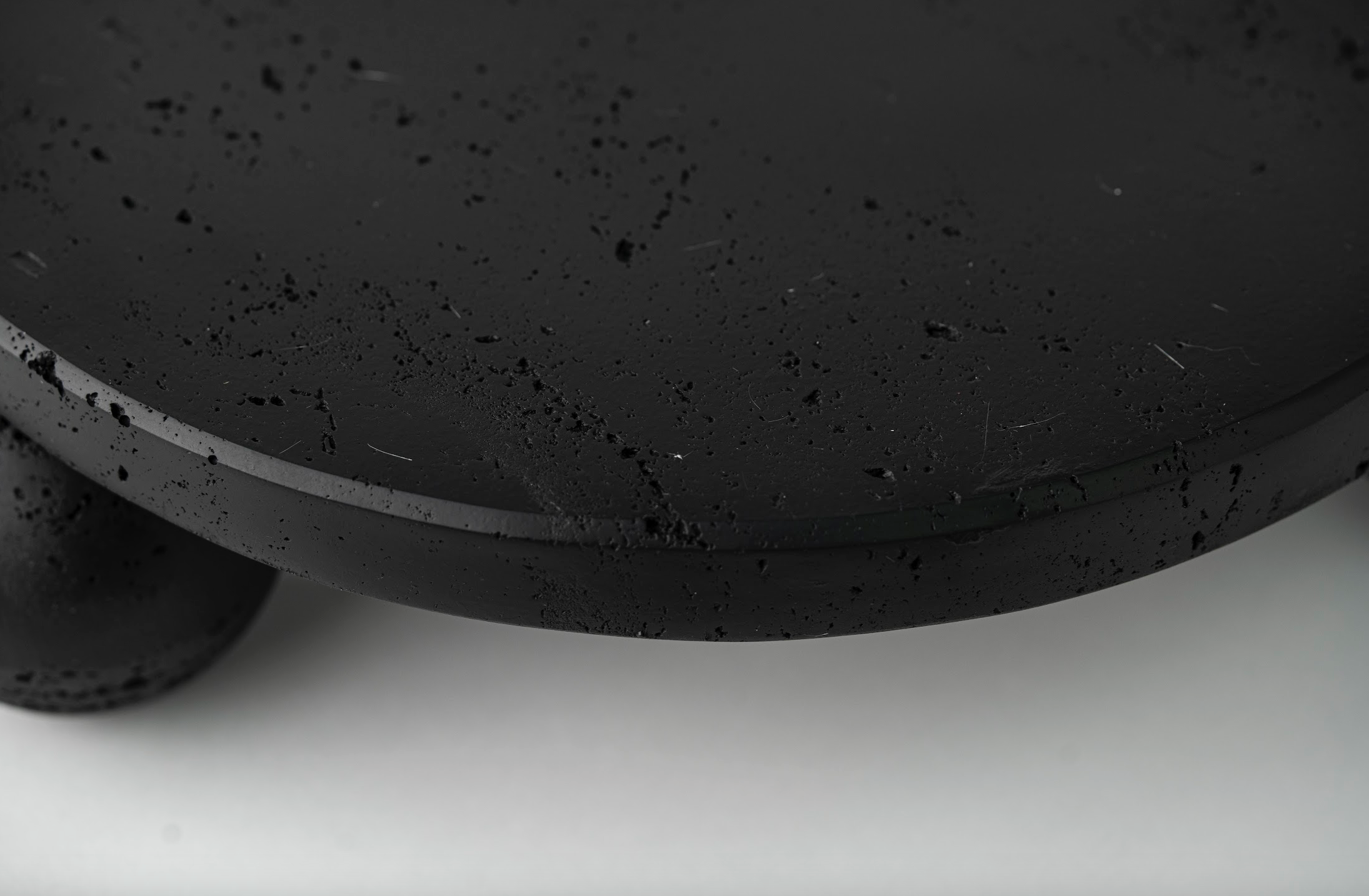 TRAVERTINE PATTERN ROUND FOOTED PLATE - BLACK