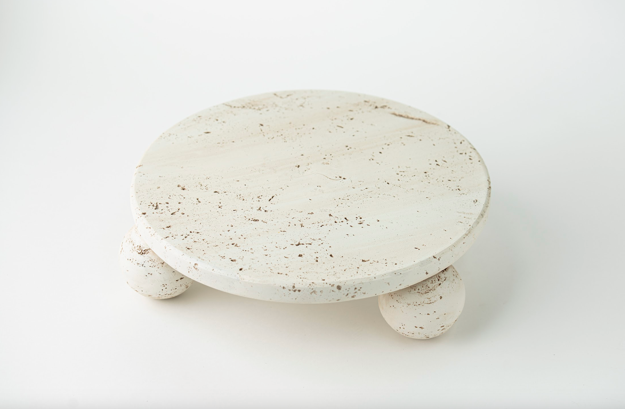 TRAVERTINE PATTERN ROUND FOOTED PLATE - BEIGE